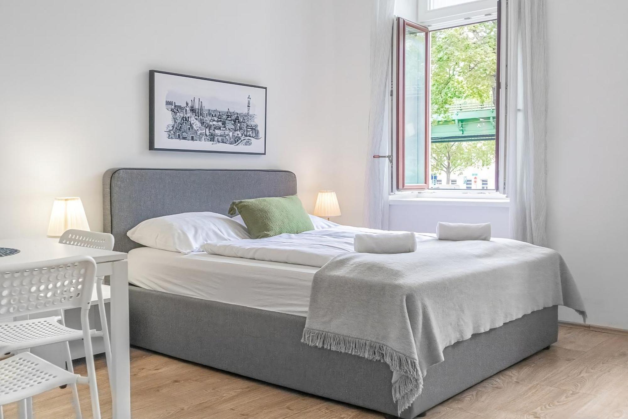 Apartment Attractive 2 Bedroom Apt. Near Akh Ideal For All