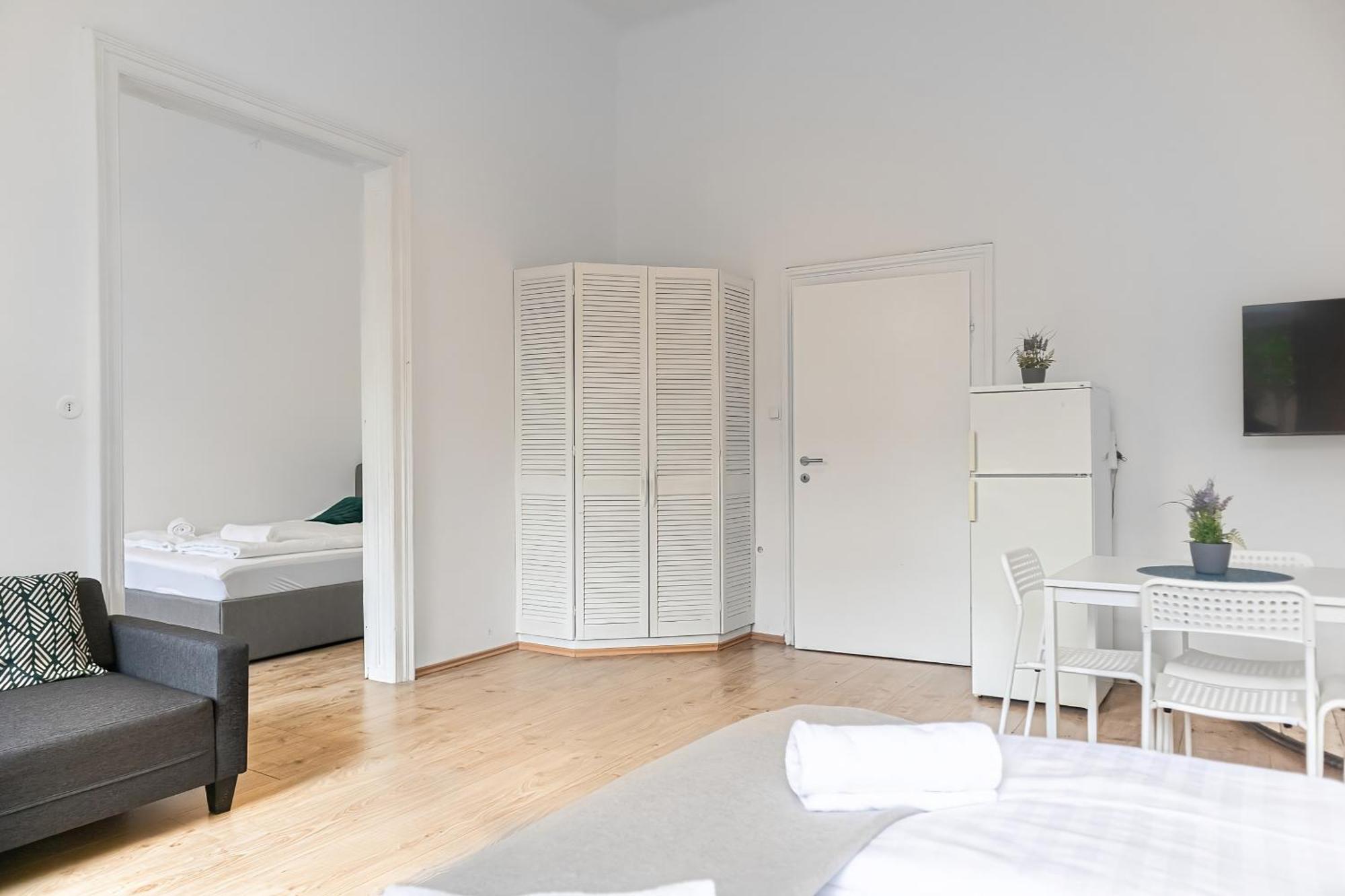 Attractive 2 Bedroom Apt. Near Akh Ideal For All