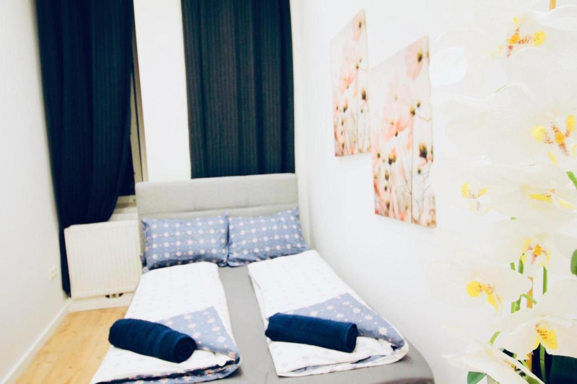 Super Cozy 5 Bedroom Shared 10min Walk To Augarten Apartment
