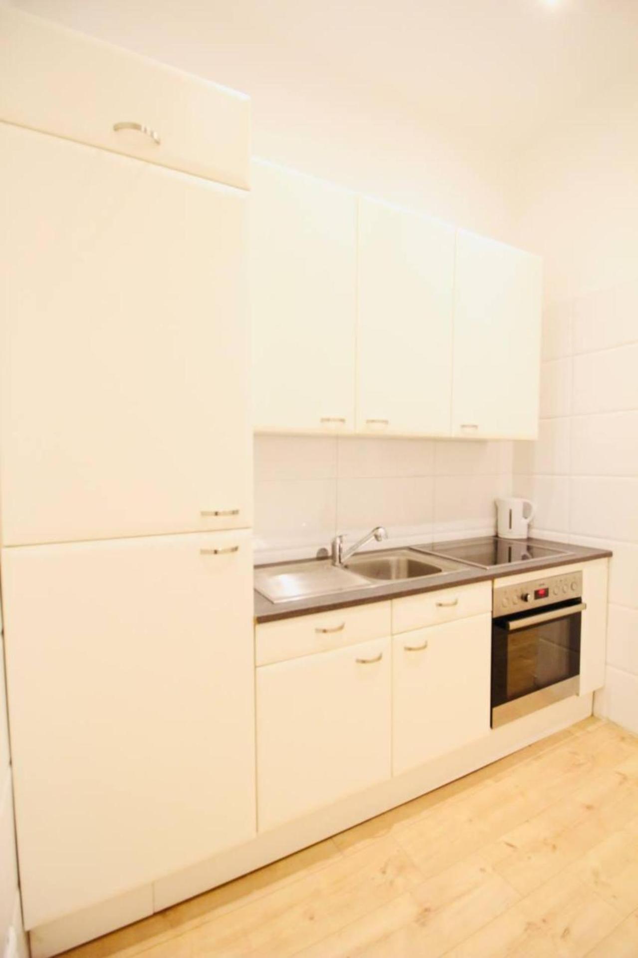 Super Cozy 5 Bedroom Shared 10min Walk To Augarten Apartment *