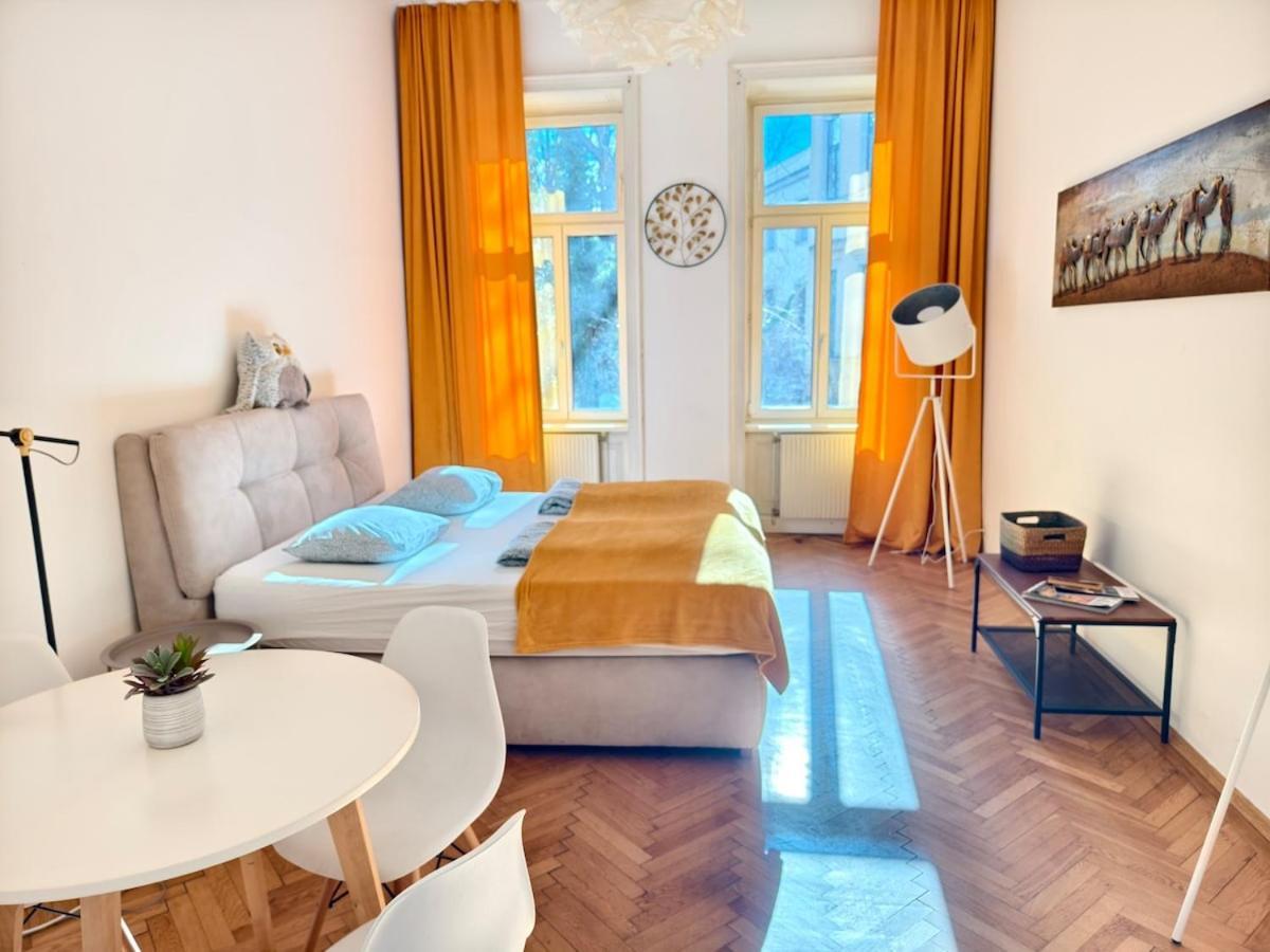 10 Min Center And Rathaus Apartment