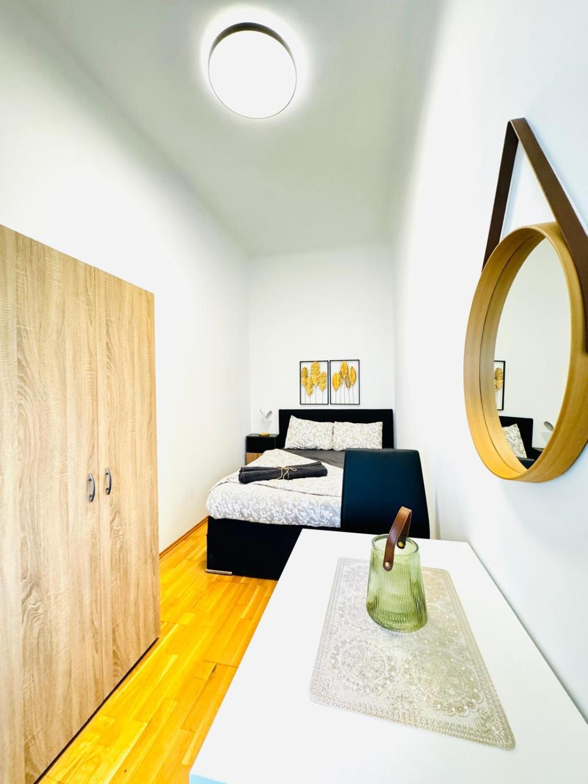 Comfy In A Shared Apartment, Only 17min Walk To Schoenbrunn Apartment