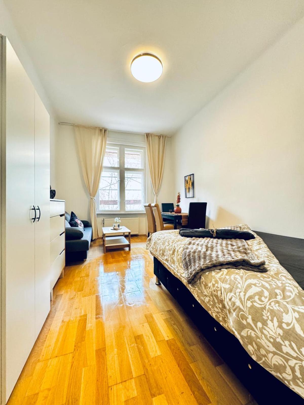 Lovely 2br For 5people, Only 17 Minute Walk To Schoenbrunn Apartment *