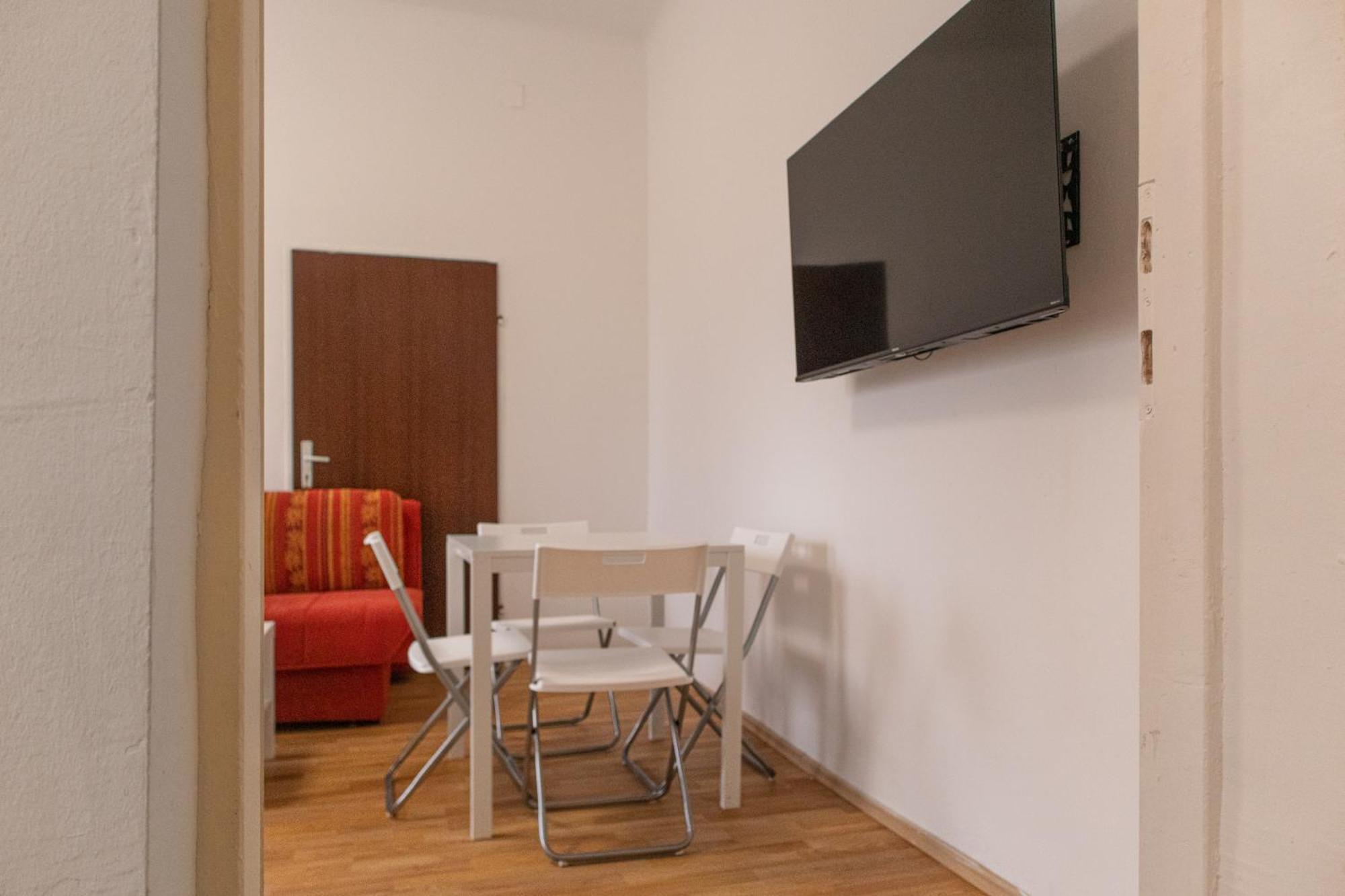 Homelike 2br Apt. @millenium Tower/danube River Apartment