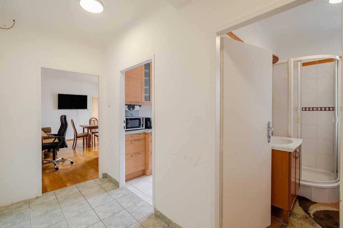 Close To Centre And Next To Wien Hbf And Easy From Airport *