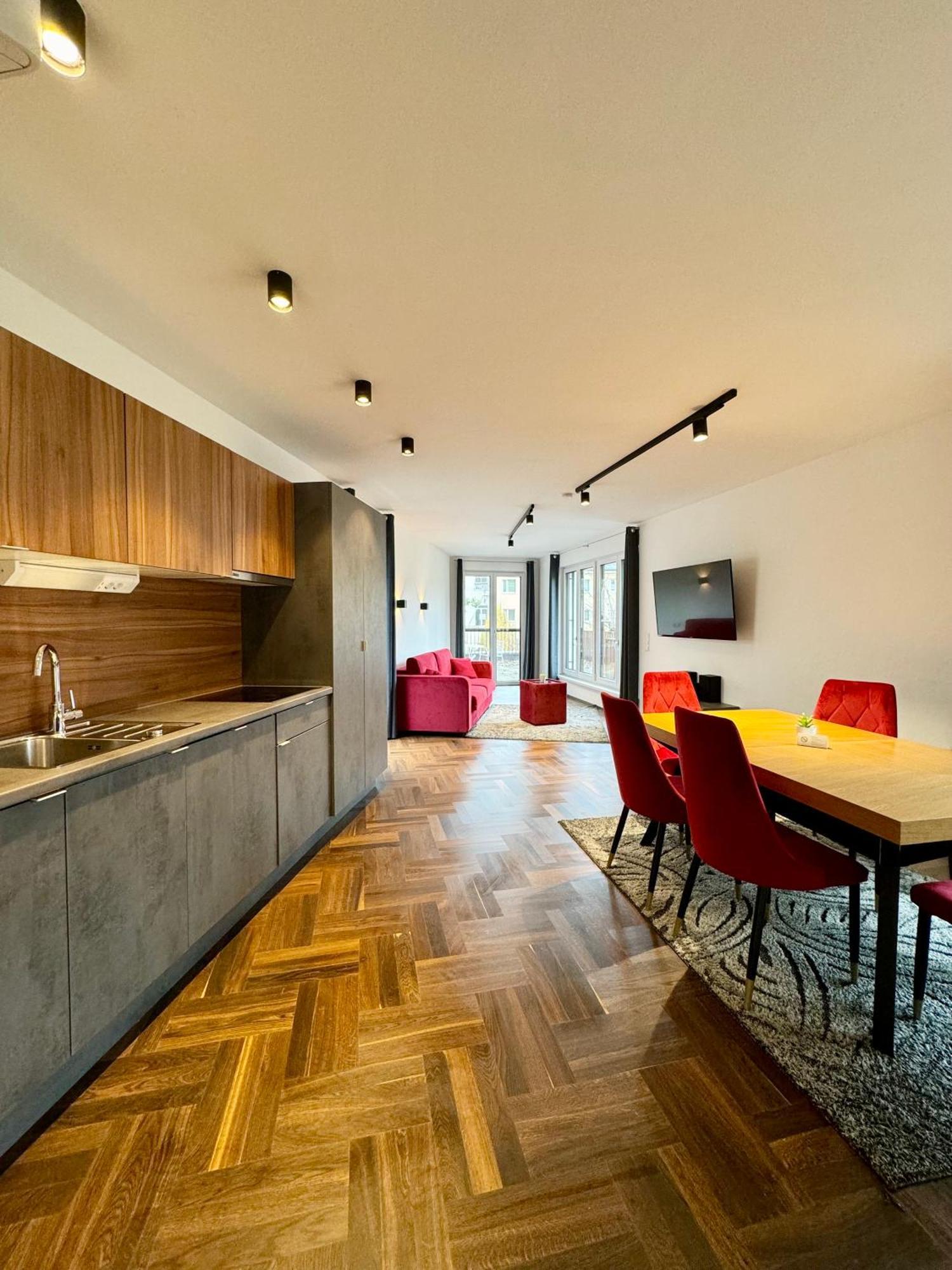 Apartment Moeblierte + Parkplatz Und Terrasse