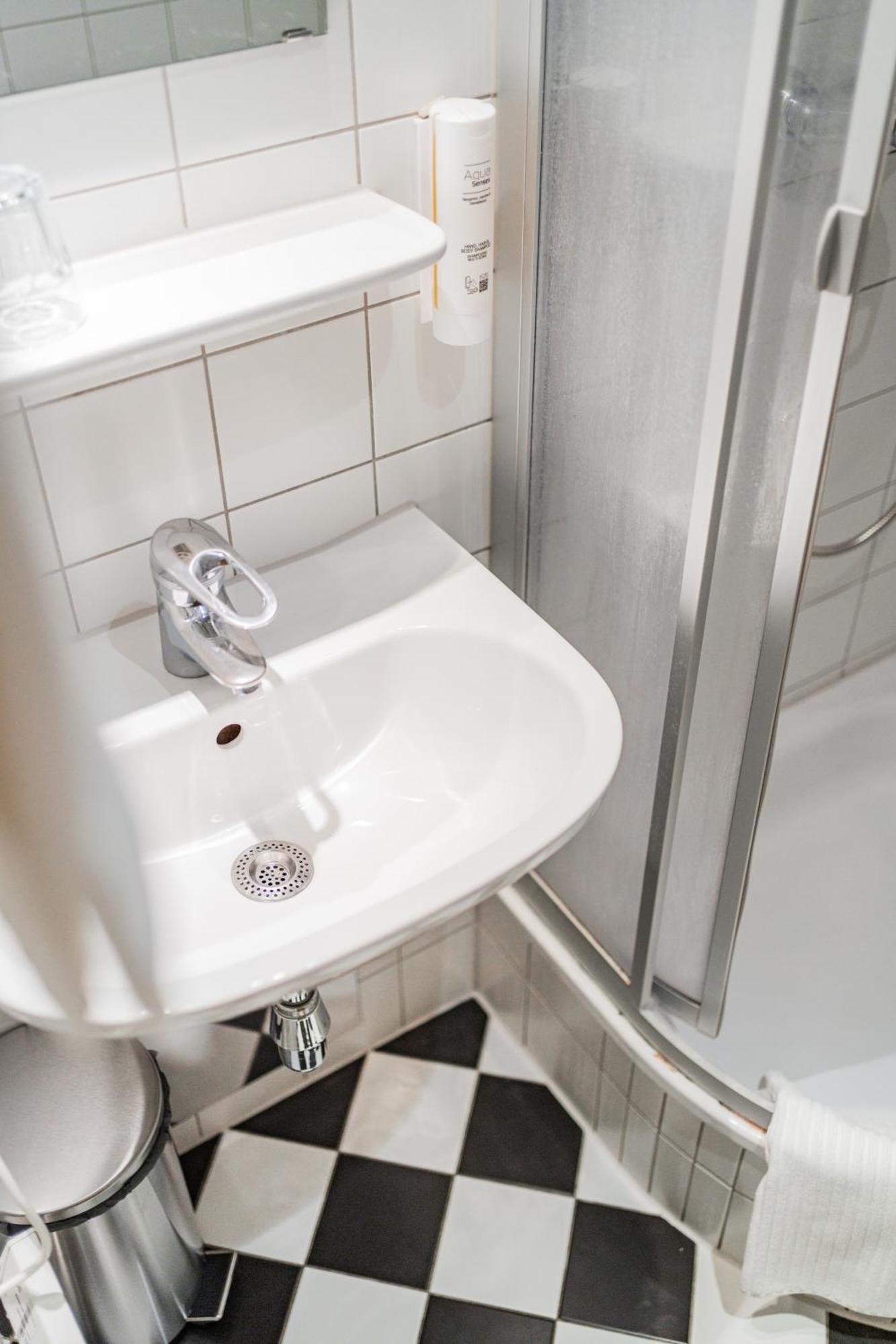 West Business Hotel 2*
