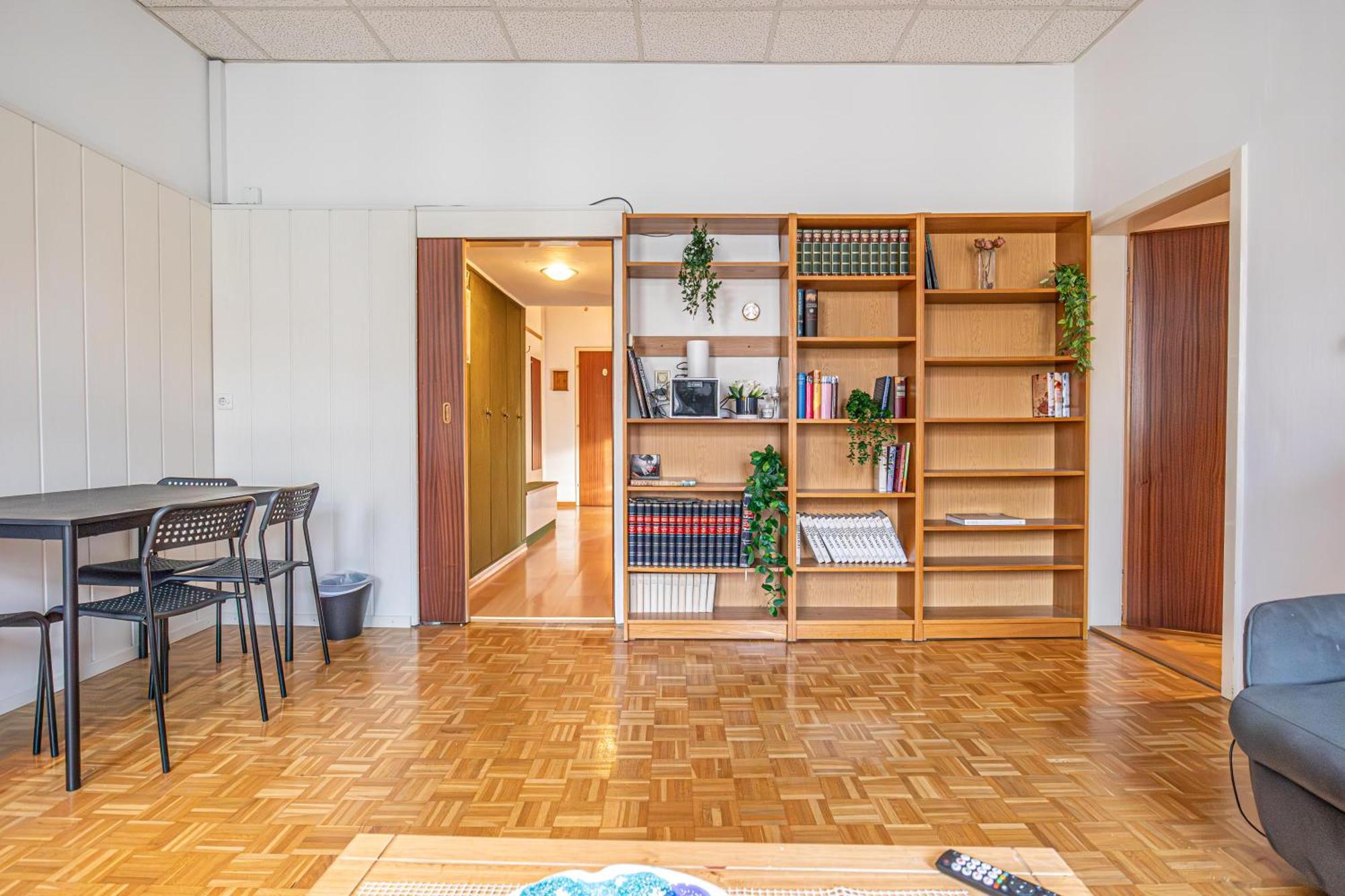 Vienna's Finest Spacious 2br & 1lr Apartment *