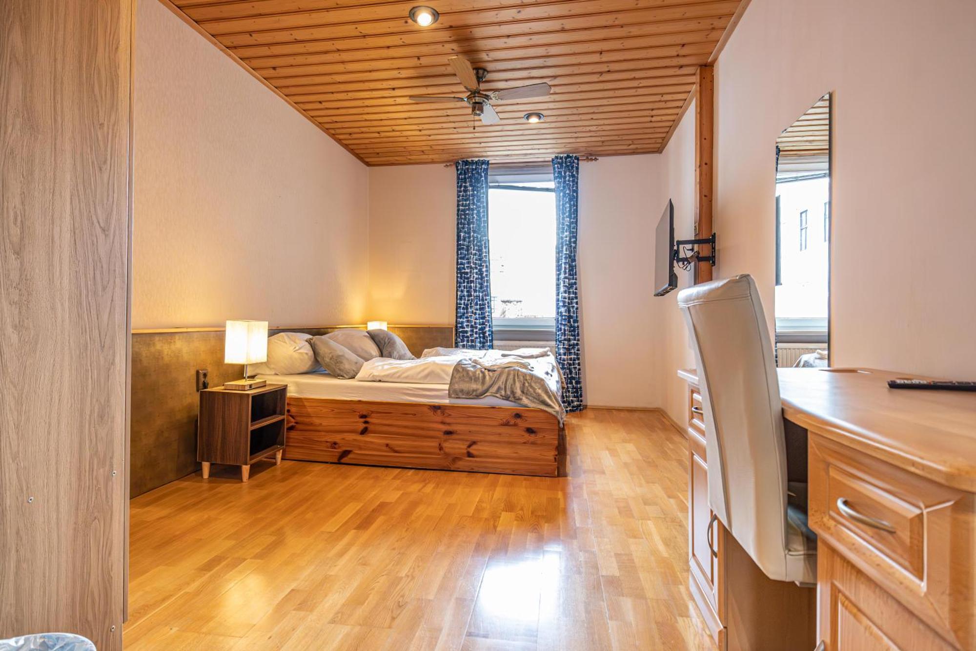 Apartment Vienna's Finest Spacious 2br & 1lr