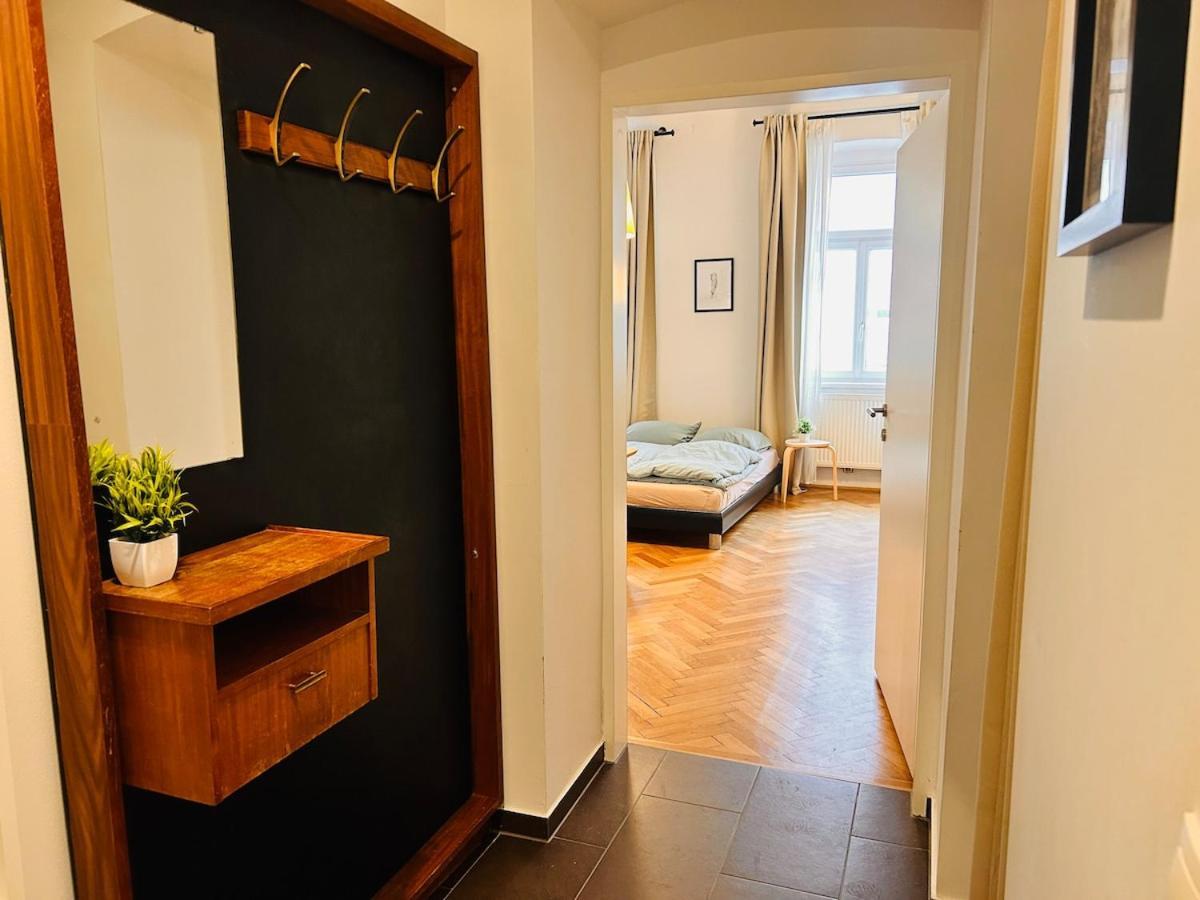 Small & Fine Near Akh * Vienna