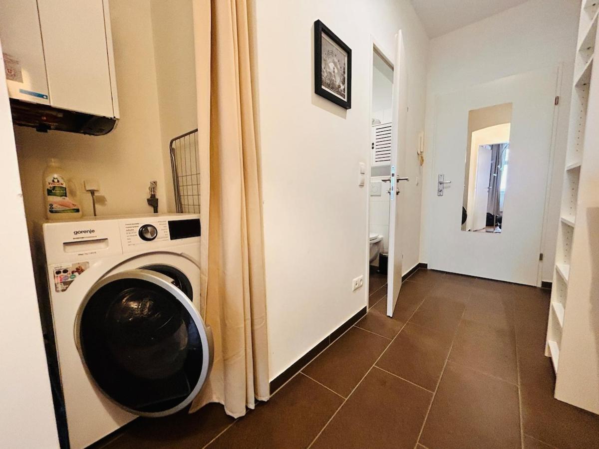 Small & Fine Near Akh Apartment Vienna