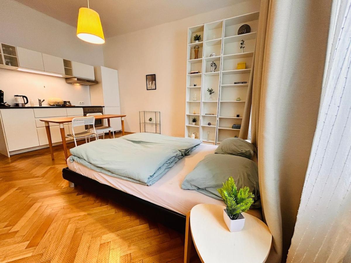 Small & Fine Near Akh * Vienna
