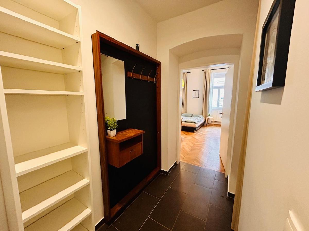 Small & Fine Near Akh Apartment Vienna