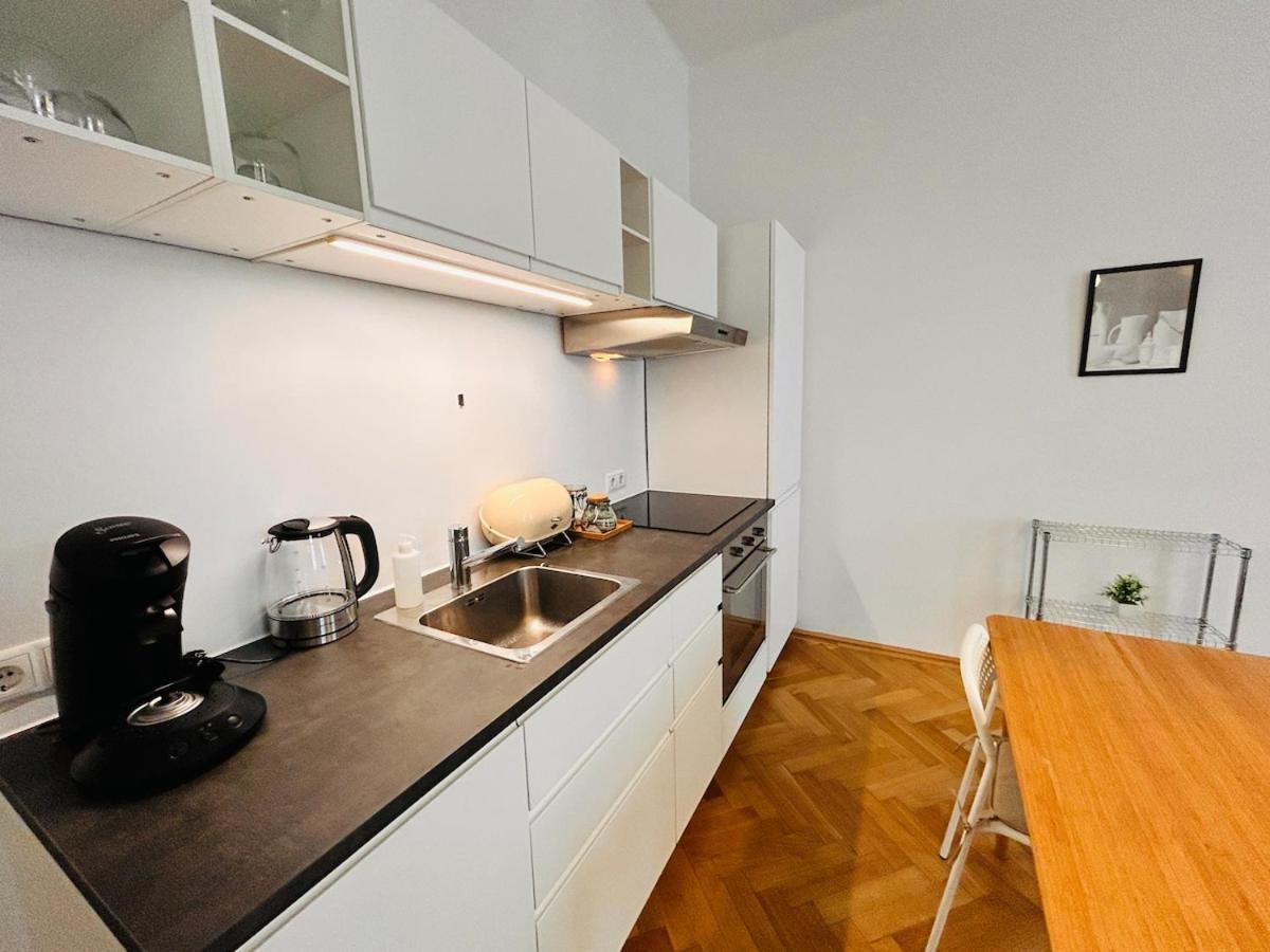 Small & Fine Near Akh * Vienna