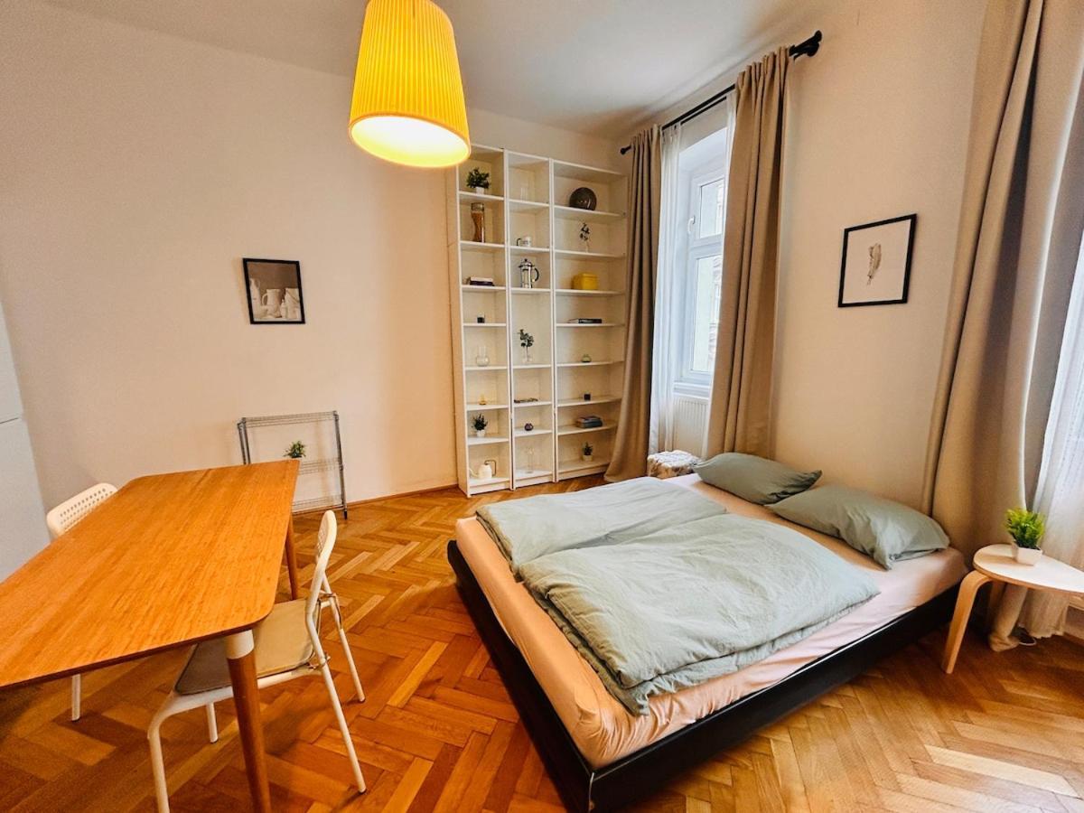 Small & Fine Near Akh Apartment Vienna