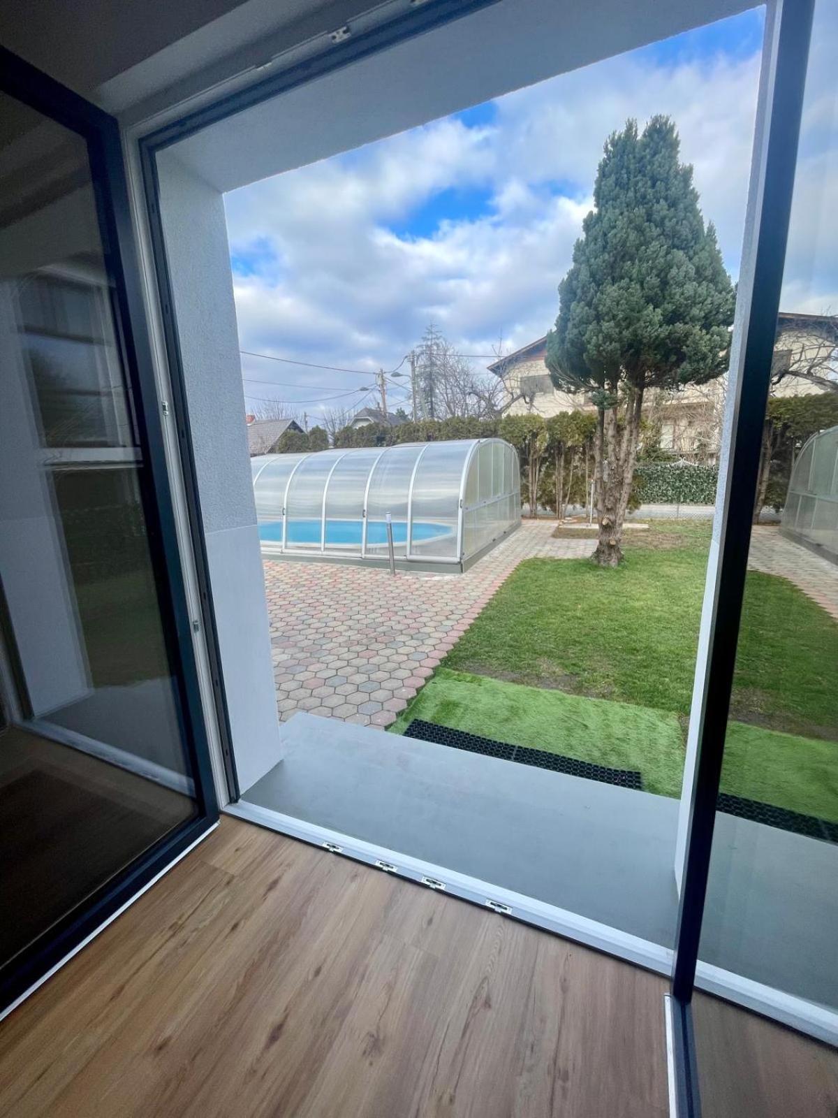In In Perfect Situaton Near Vic And Donau Park With Pool And Private Garden Sleeps 4 With 2 Bedrooms, Kitchen And Livingroom And Bath And Private Parking Villa *