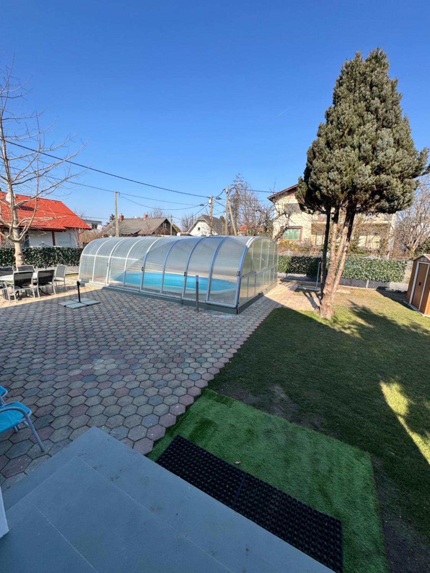In In Perfect Situaton Near Vic And Donau Park With Pool And Private Garden Sleeps 4 With 2 Bedrooms, Kitchen And Livingroom And Bath And Private Parking Villa *