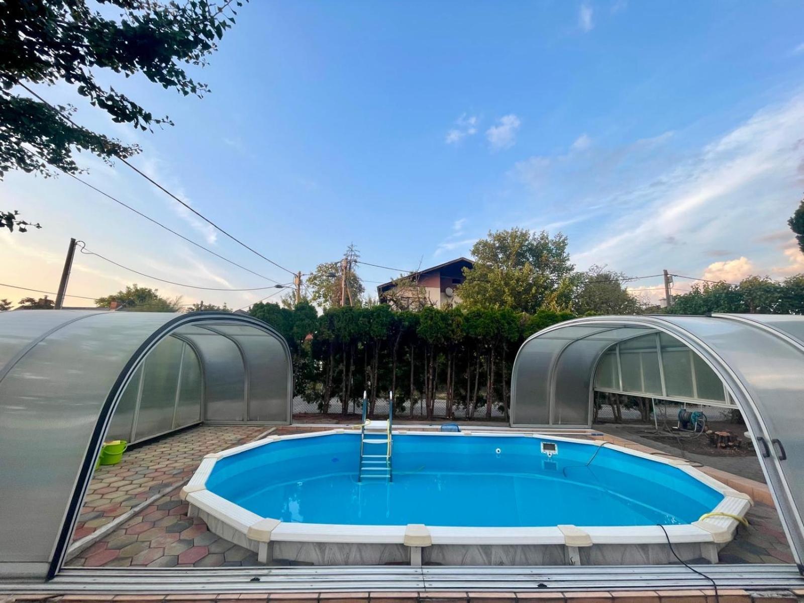 Villa In In Perfect Situaton Near Vic And Donau Park With Pool And Private Garden Sleeps 4 With 2 Bedrooms, Kitchen And Livingroom And Bath And Private Parking *