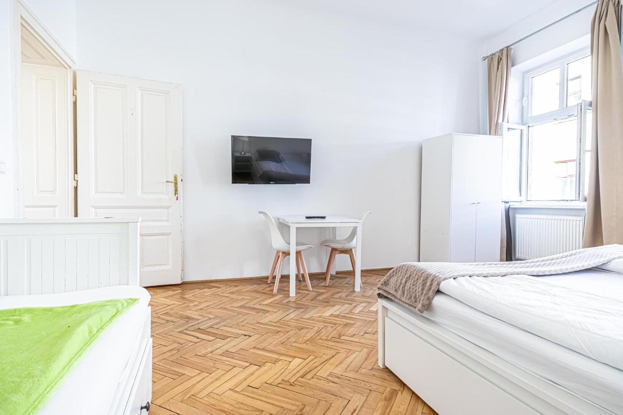 Stylish 2br For Groups, Up To 5p At Margareten Apartment