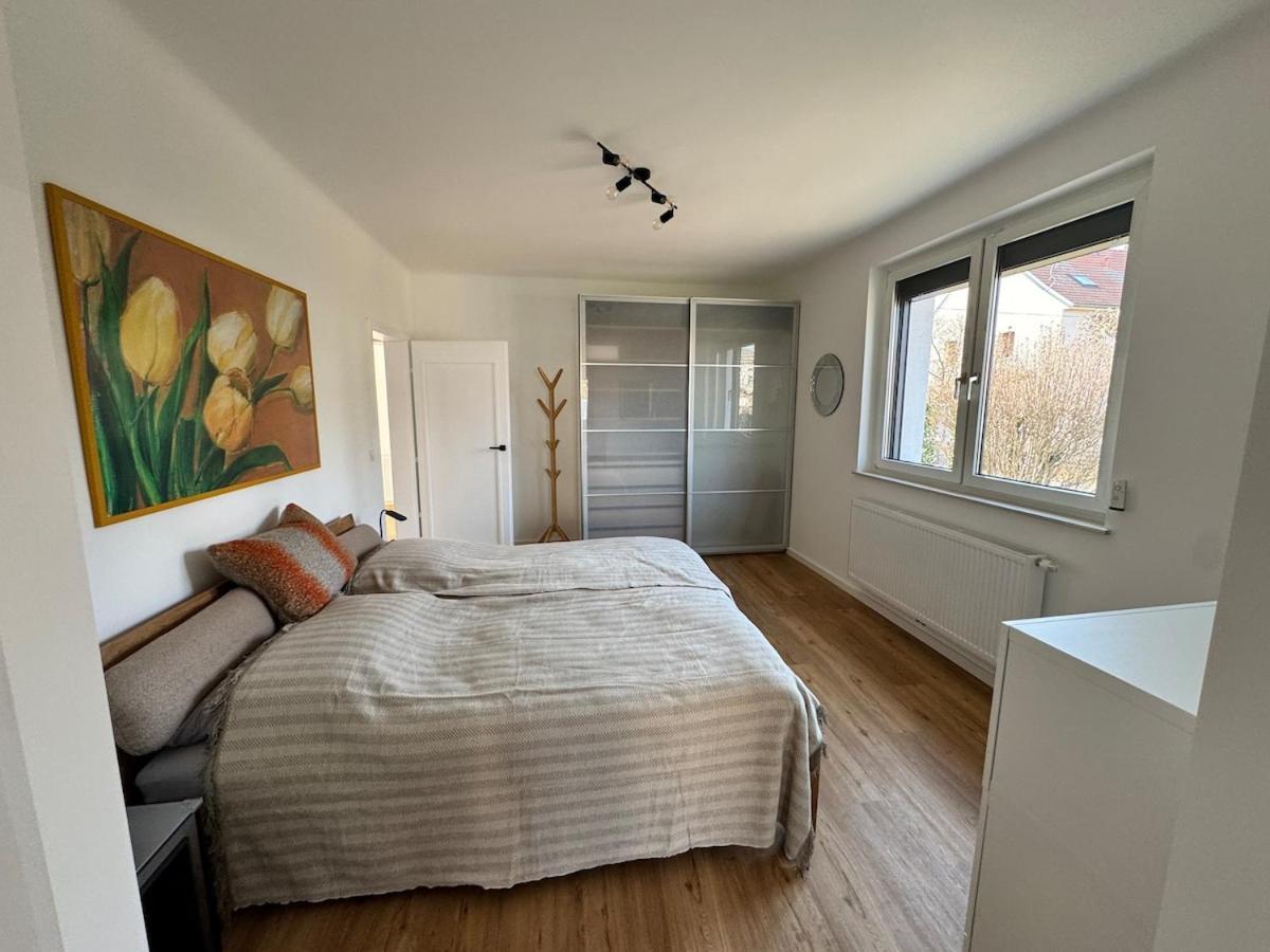 In In Perfect Situaton Near Vic And Donau Park With Pool And Private Garden Sleeps 4 With 2 Bedrooms, Kitchen And Livingroom And Bath And Private Parking Villa Vienna