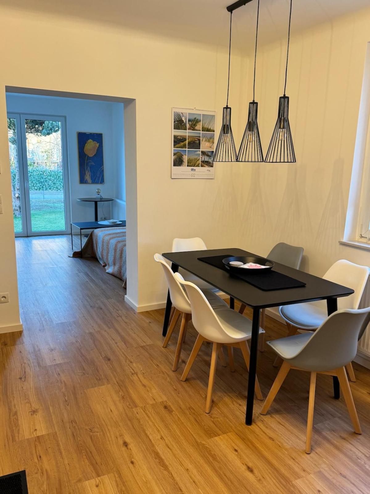 Villa In In Perfect Situaton Near Vic And Donau Park With Pool And Private Garden Sleeps 4 With 2 Bedrooms, Kitchen And Livingroom And Bath And Private Parking *