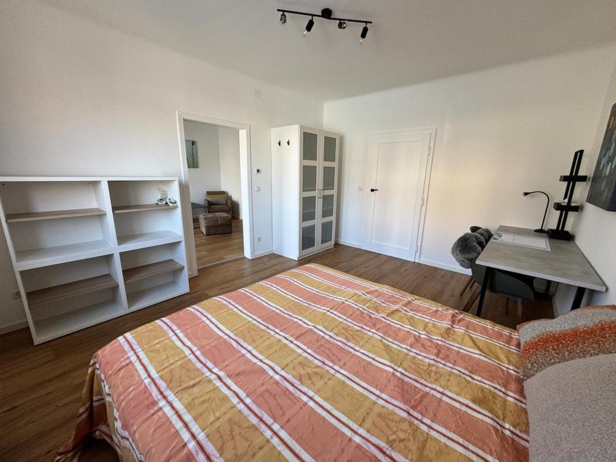 In In Perfect Situaton Near Vic And Donau Park With Pool And Private Garden Sleeps 4 With 2 Bedrooms, Kitchen And Livingroom And Bath And Private Parking *
