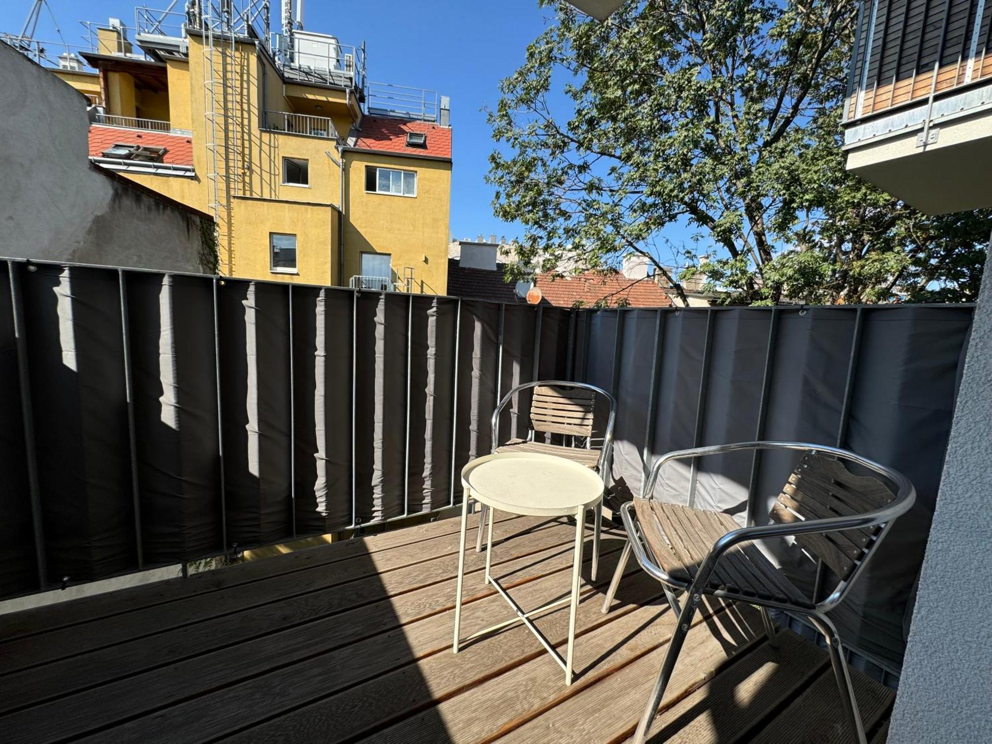Spacious Group With Balcony