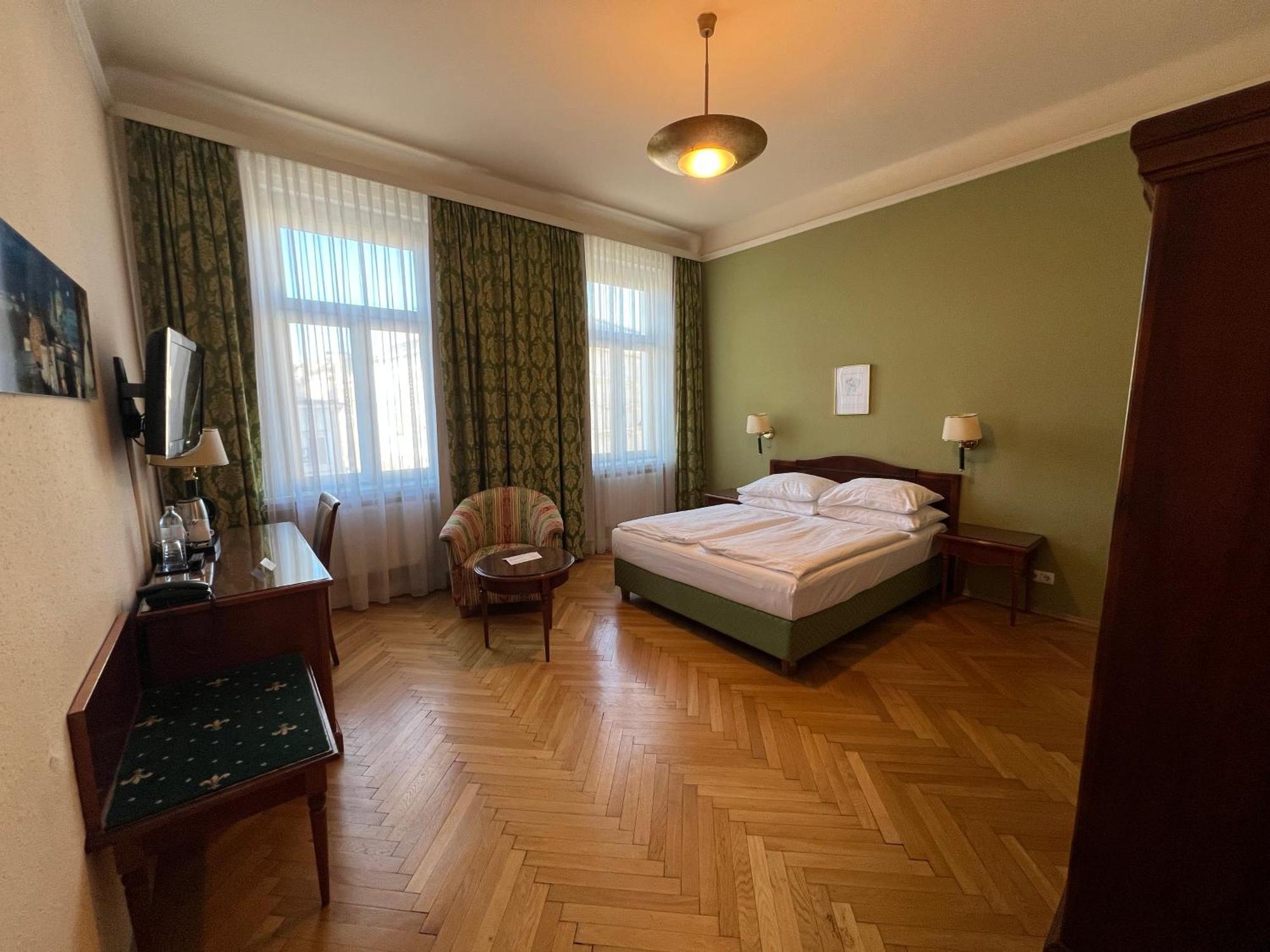 Secession An Der Oper Vienna