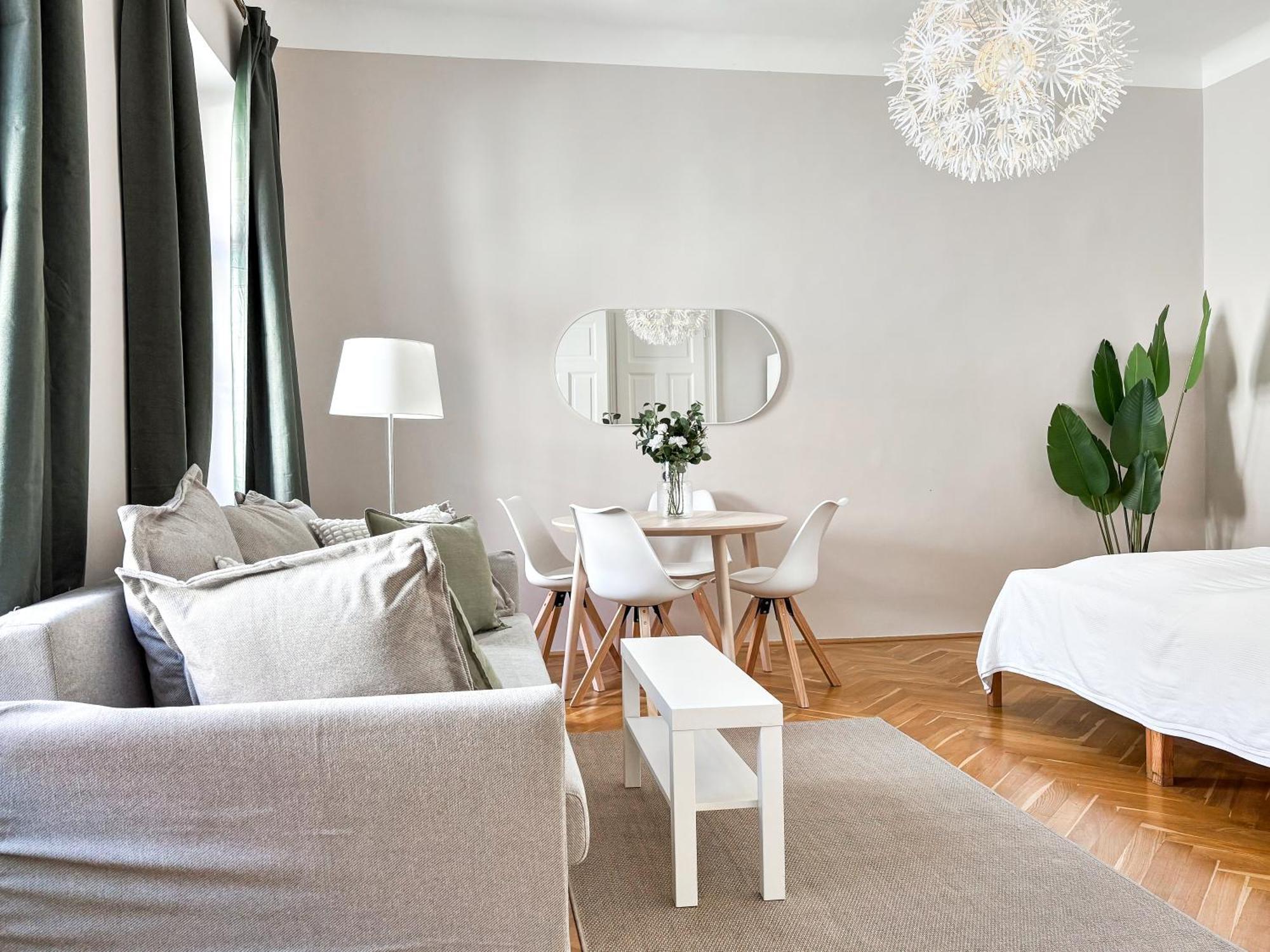 Chic 1-br - Perfect Location Apartment *