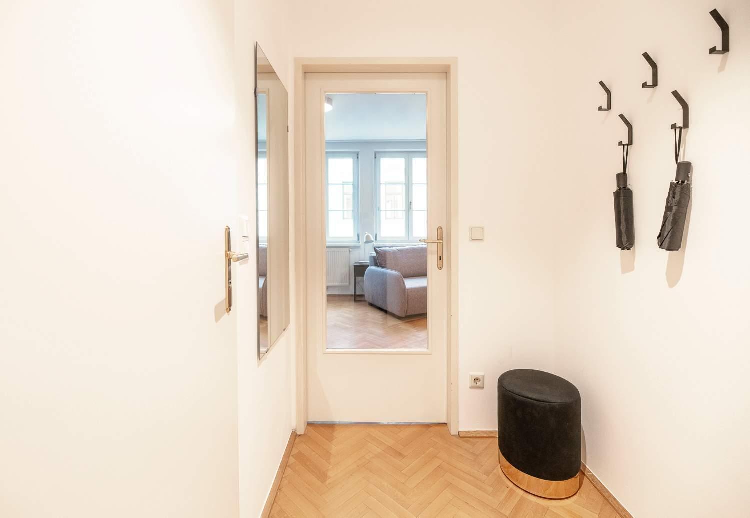 Apartment Roomy For 2 - 4 In Hip Area & Free Parking *