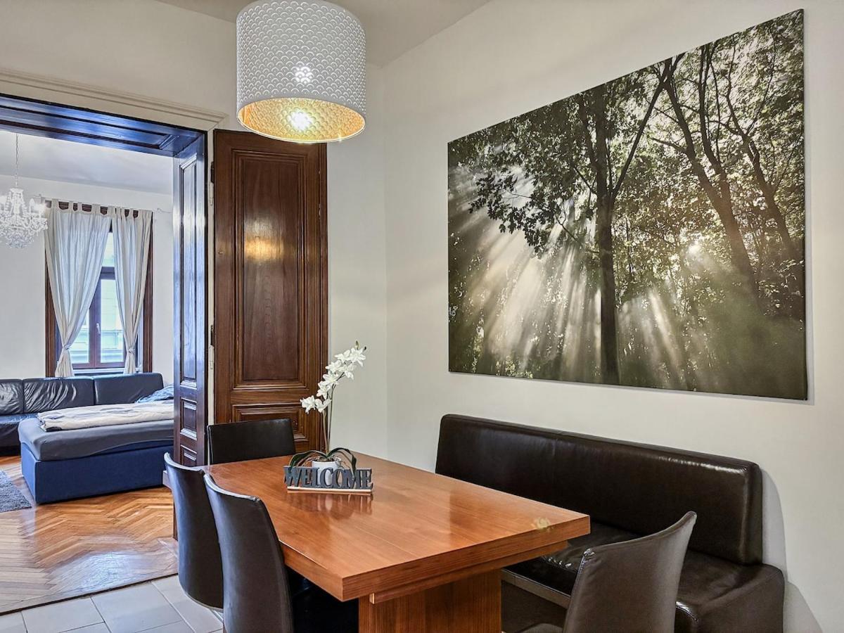 At Westbahnhof I Close To Shopping Street & Metro Apartment