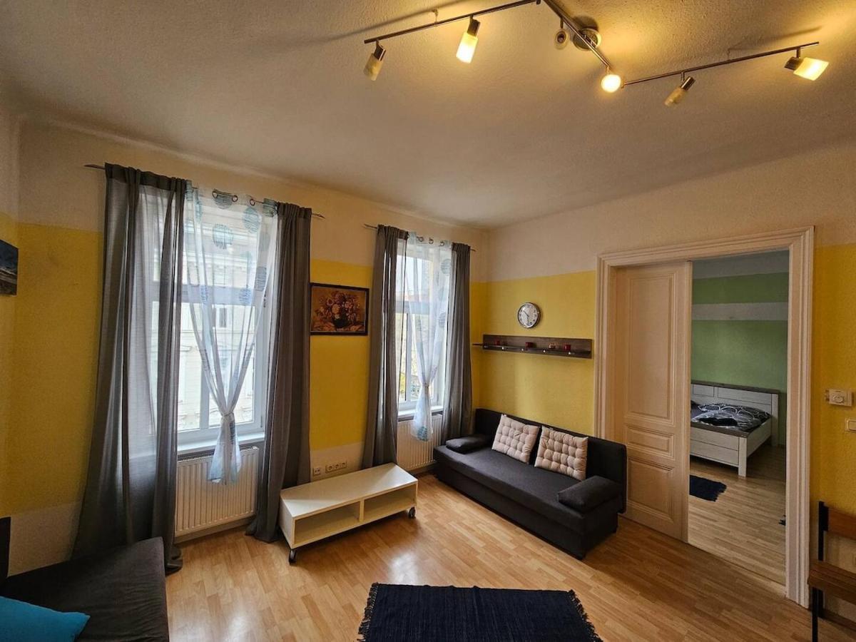 At Westbahnhof I Close To Shopping Street & Metro Apartment Vienna