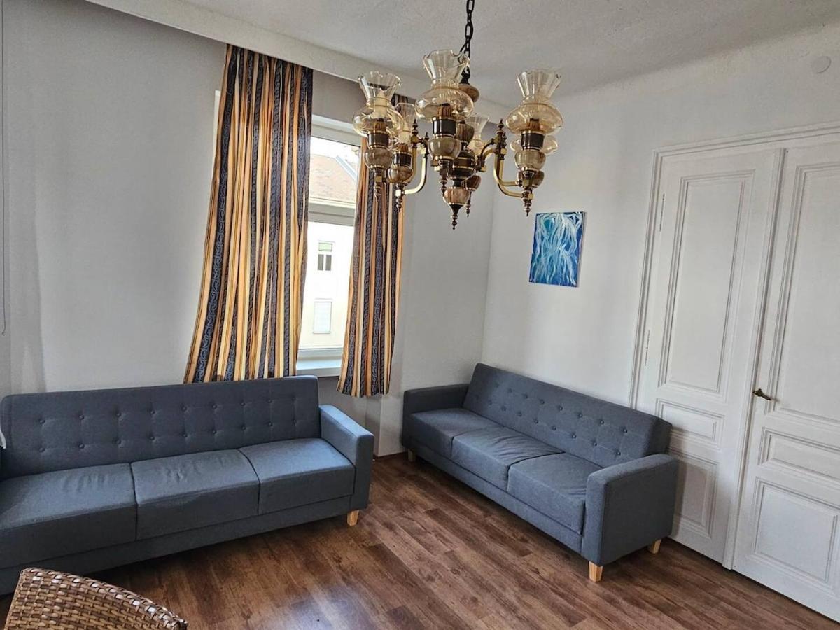 At Westbahnhof I Close To Shopping Street & Metro Apartment Vienna