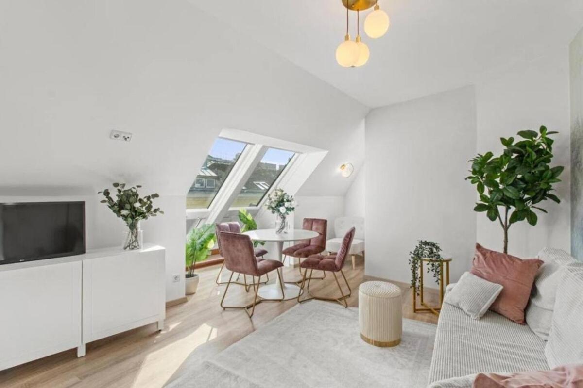 2 Minutes To Metro I Rooftop I Designer Apartment *
