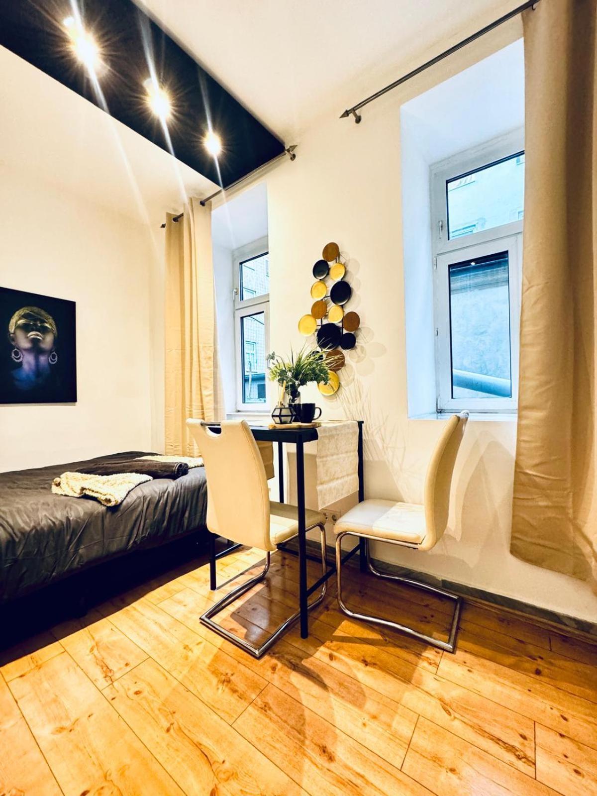 For 2p, 15minutes To Rathausplatz Apartment *