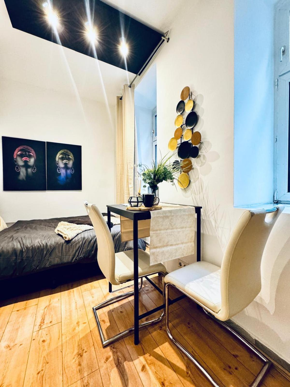For 2p, 15minutes To Rathausplatz Apartment