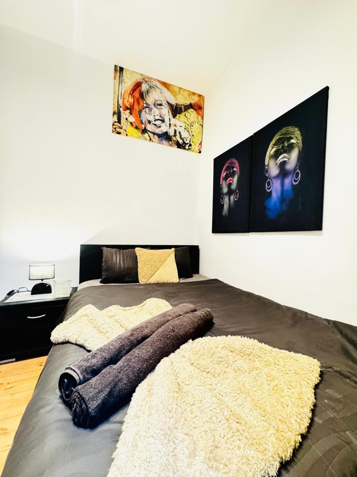 For 2p, 15minutes To Rathausplatz Apartment *