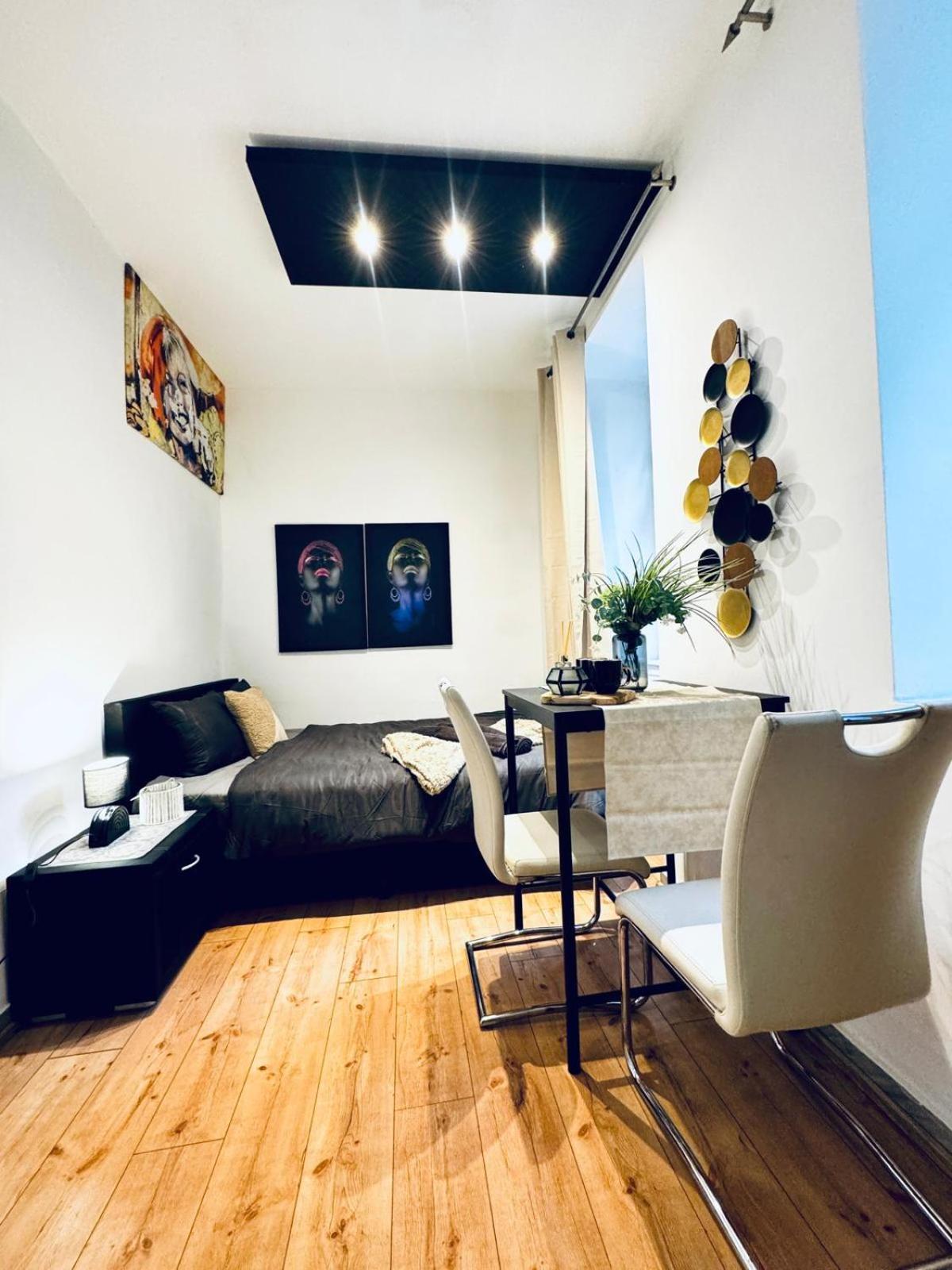 For 2p, 15minutes To Rathausplatz Apartment