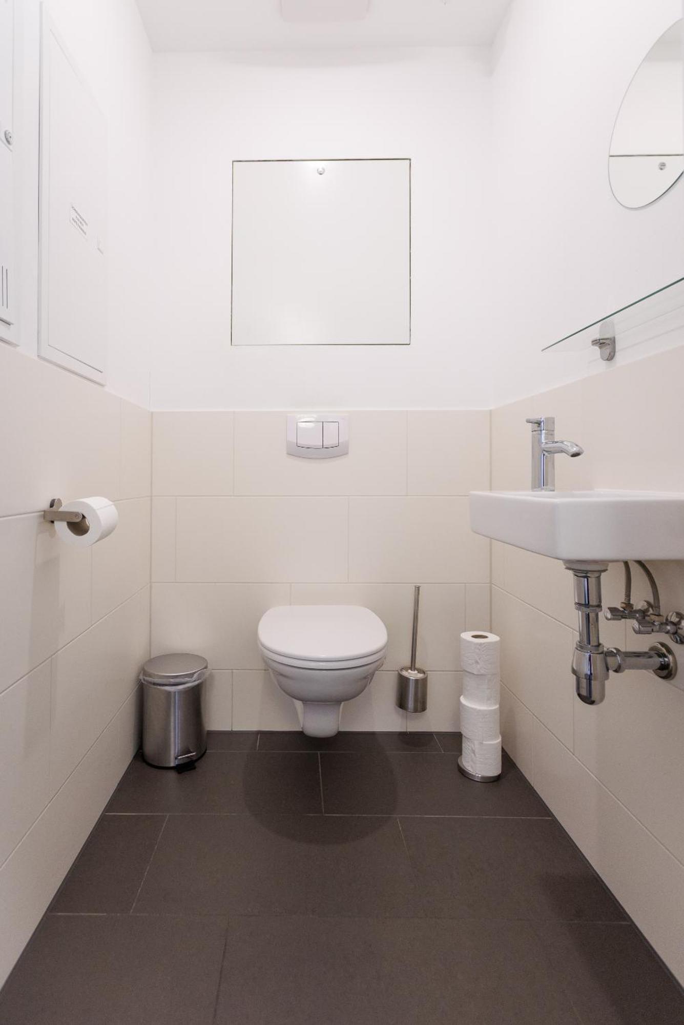 Spacious Group With Balcony Apartment *