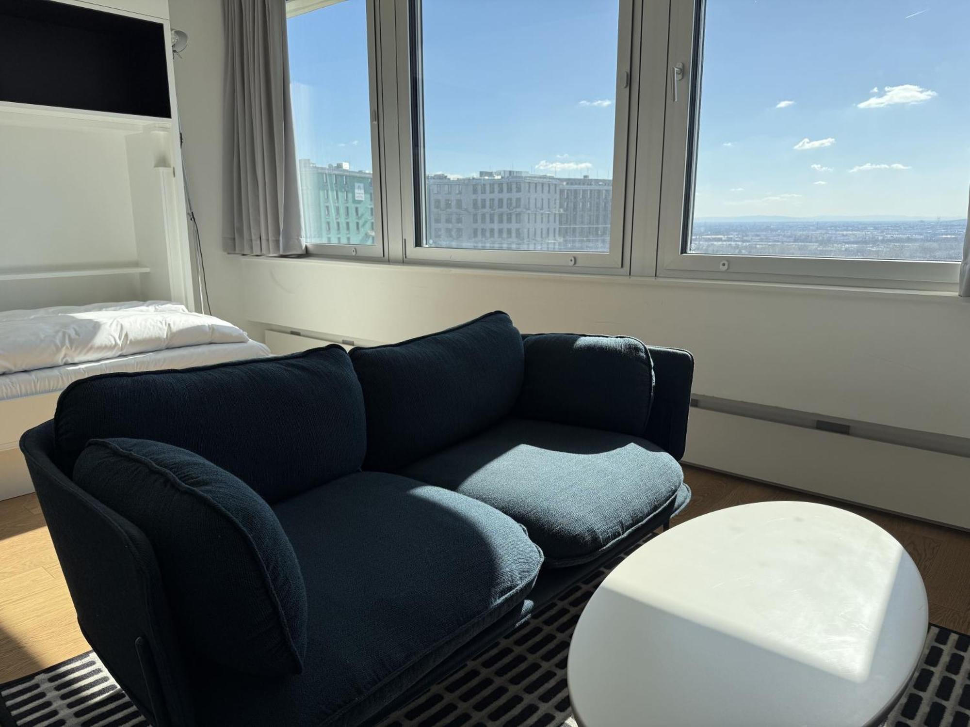 Penthouse-flair With Skyline-view *