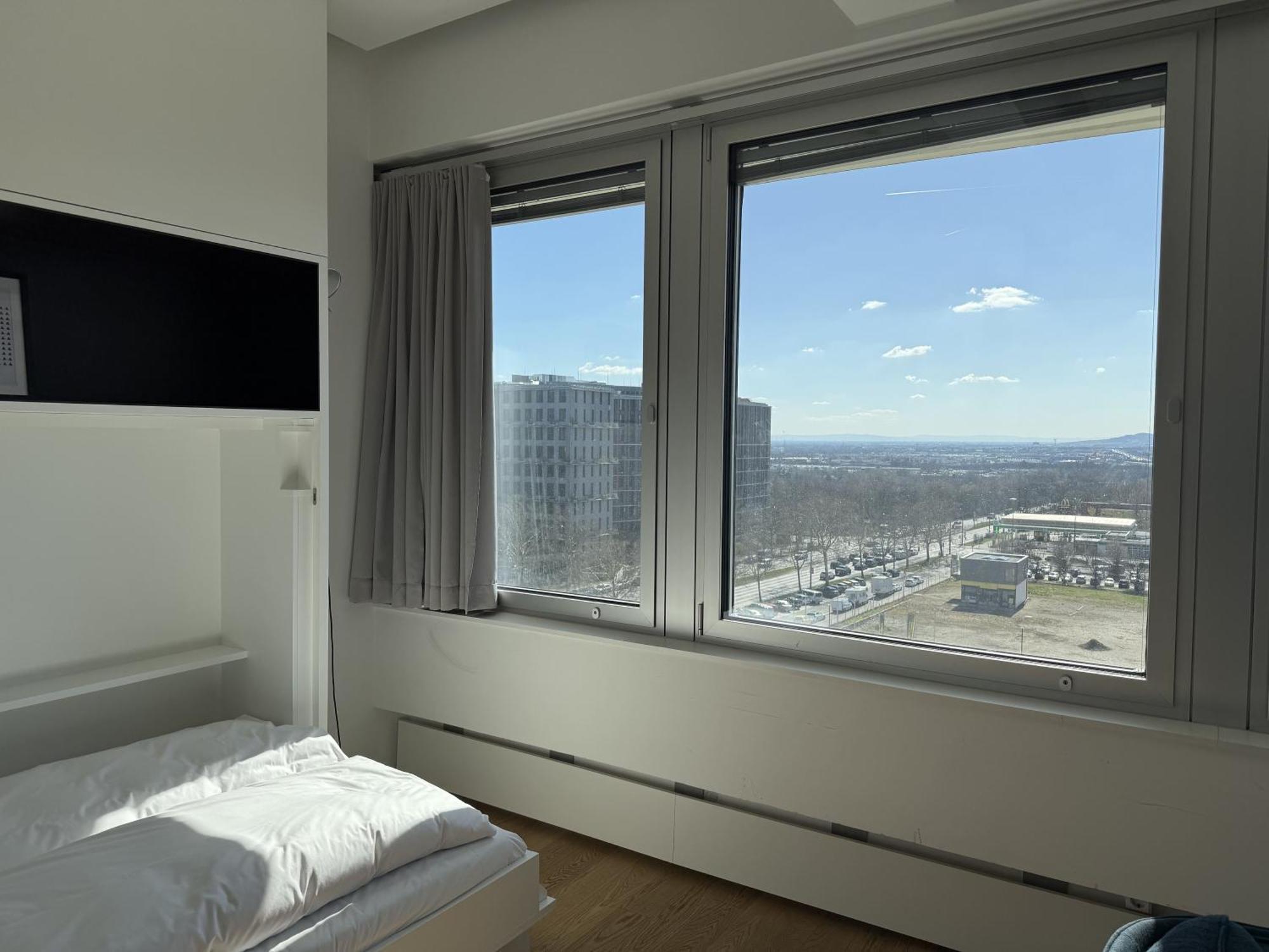 Apartment Penthouse-flair With Skyline-view