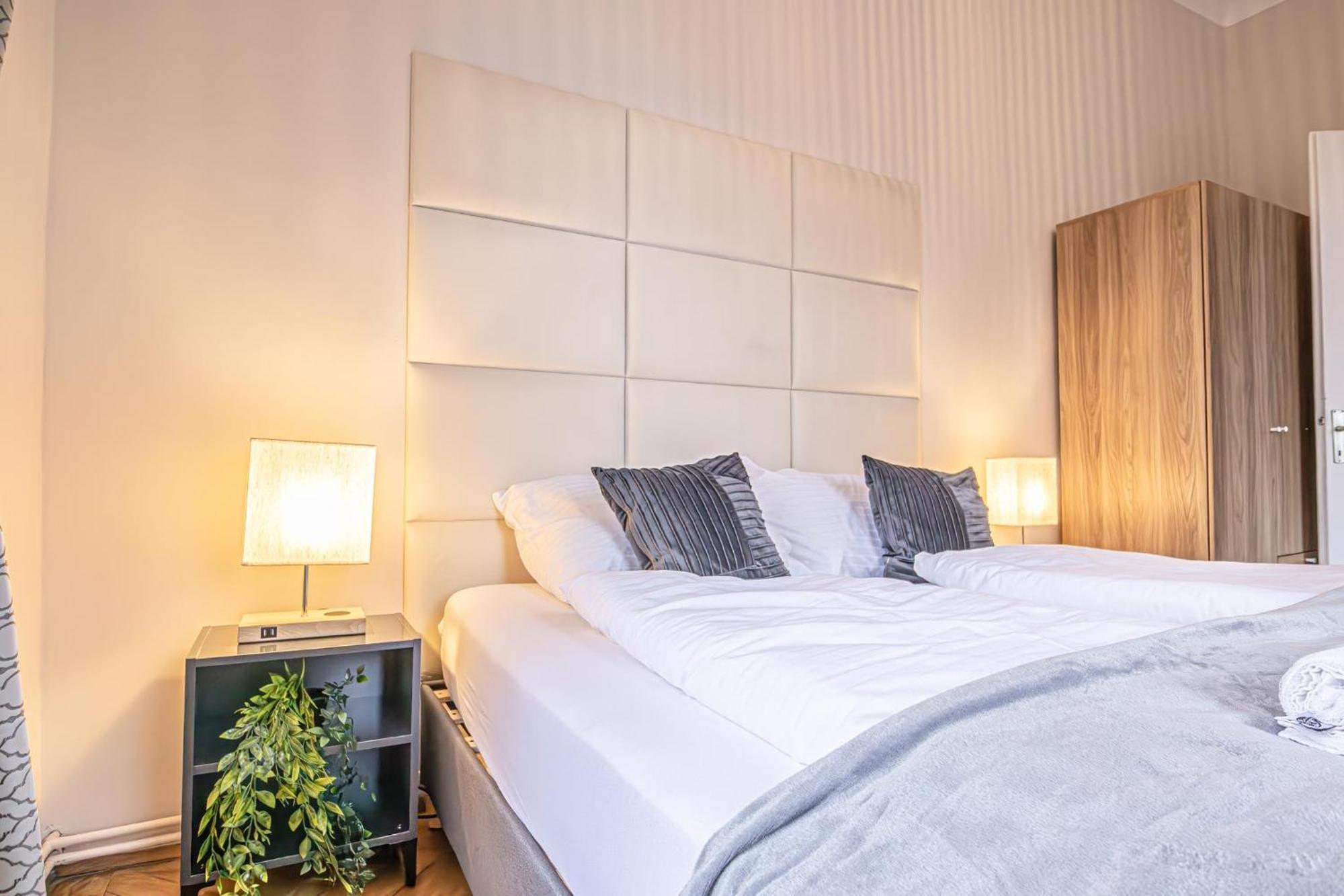 Apartment Comfortable 2br & 1lr In *