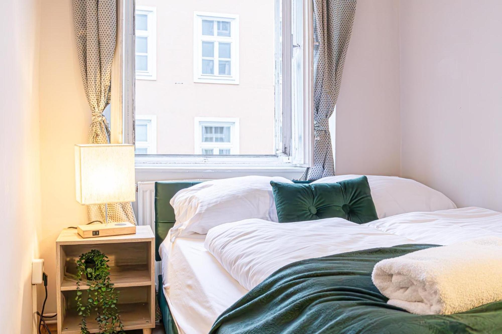 Comfortable 2br & 1lr In Apartment *