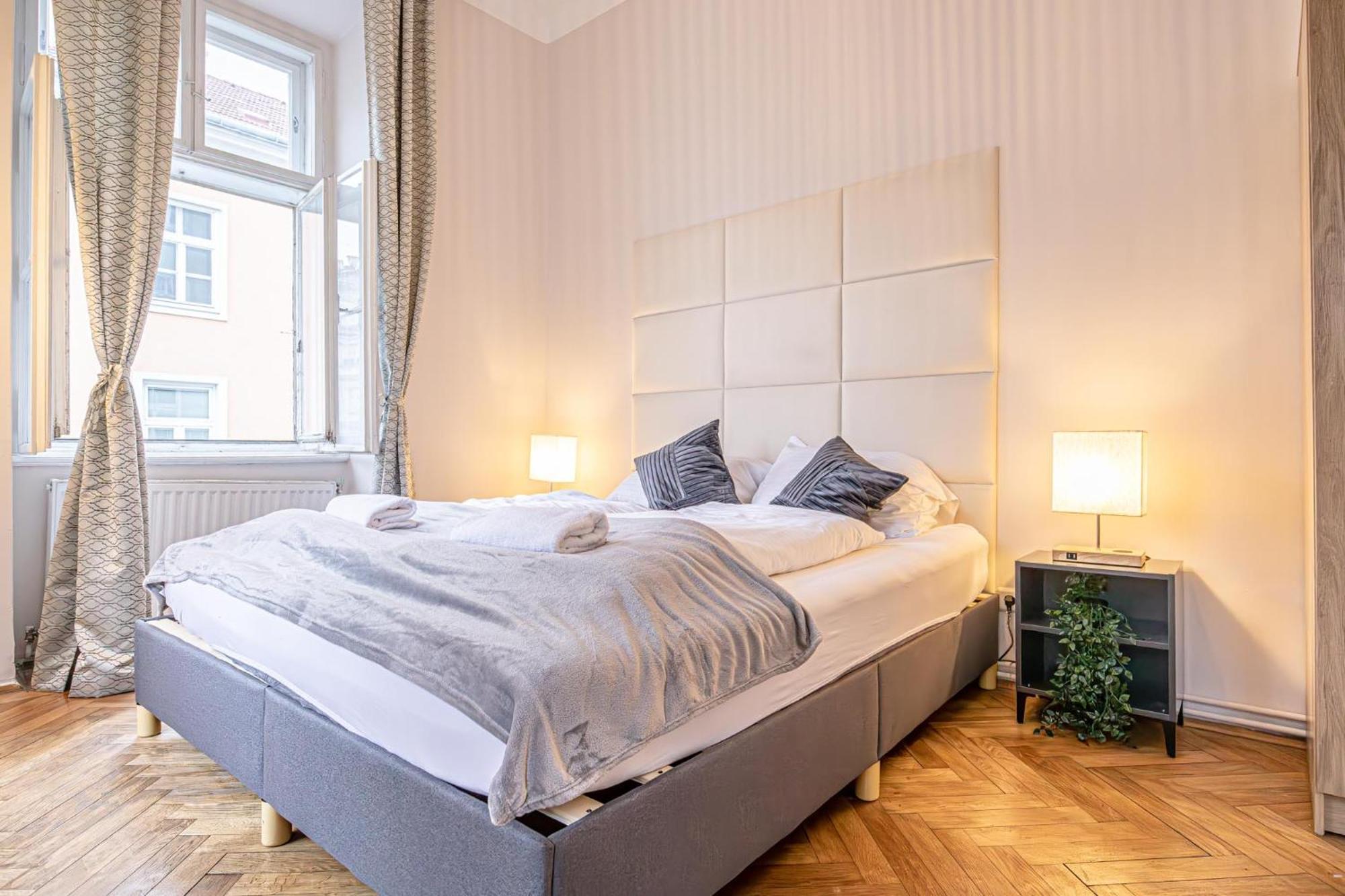 Comfortable 2br & 1lr In Apartment *