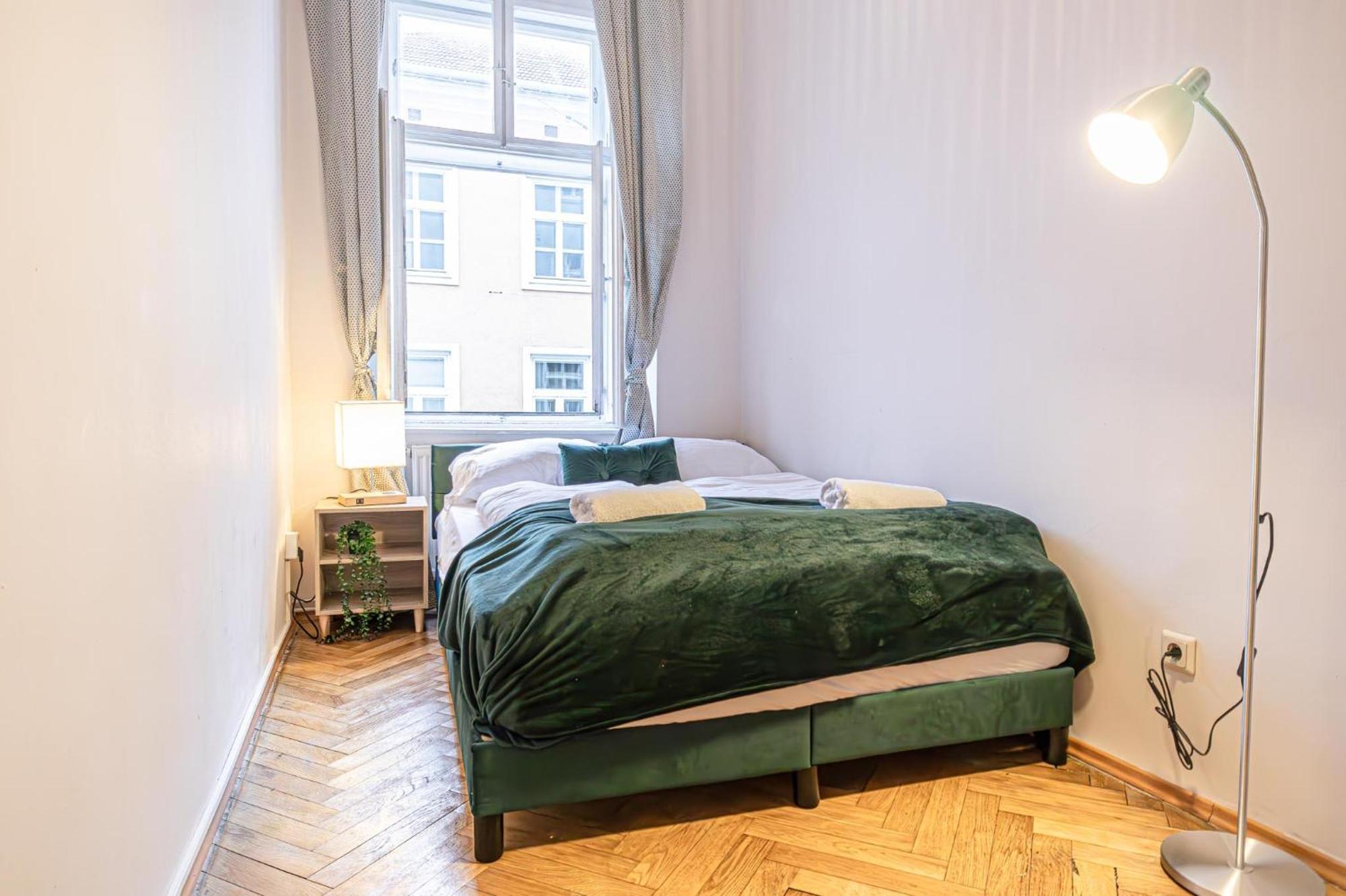 Comfortable 2br & 1lr In Apartment *