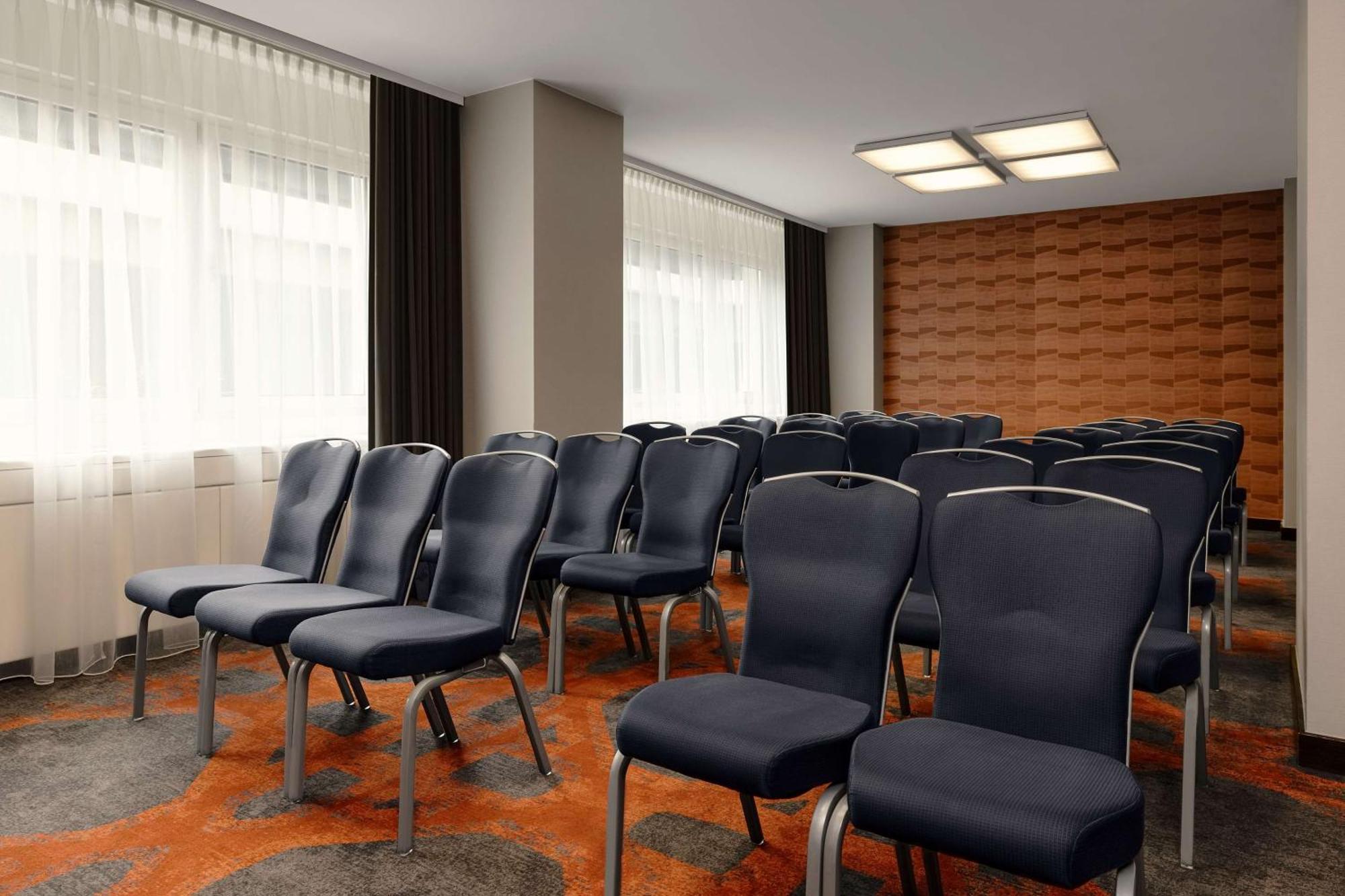 Hilton Waterfront 4* Viena