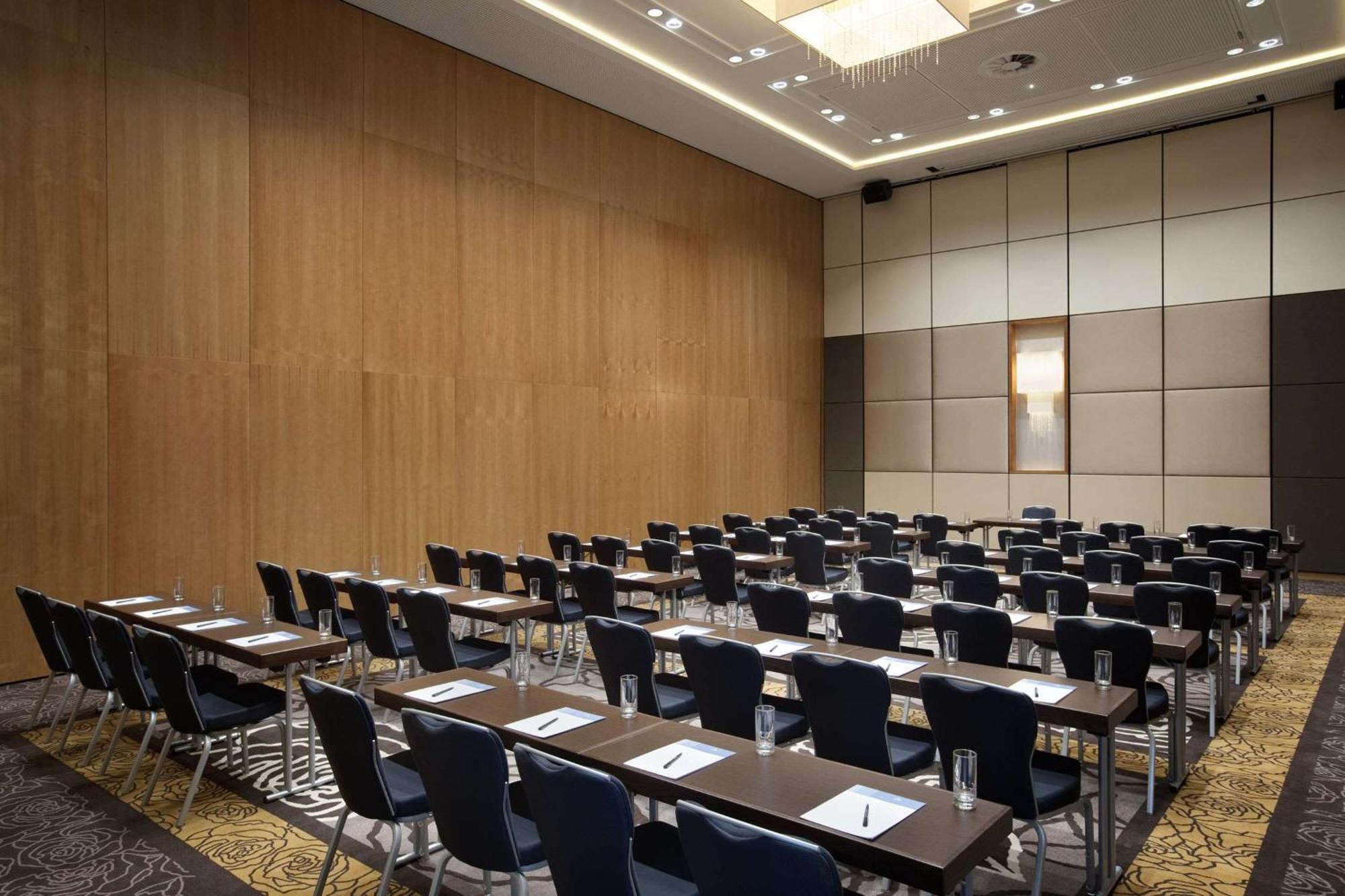 Hilton Waterfront 4*