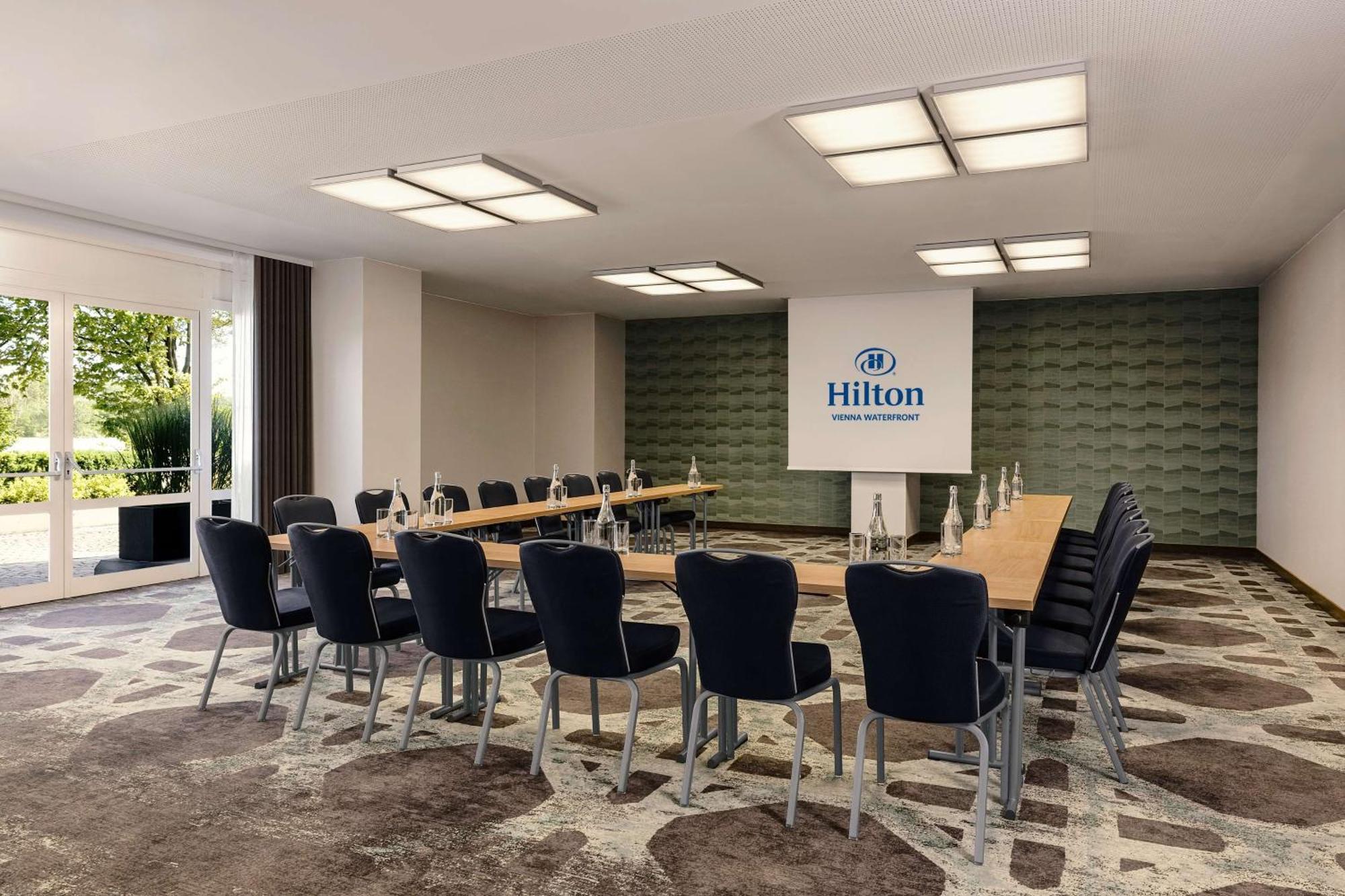 Hilton Waterfront 4* Viena