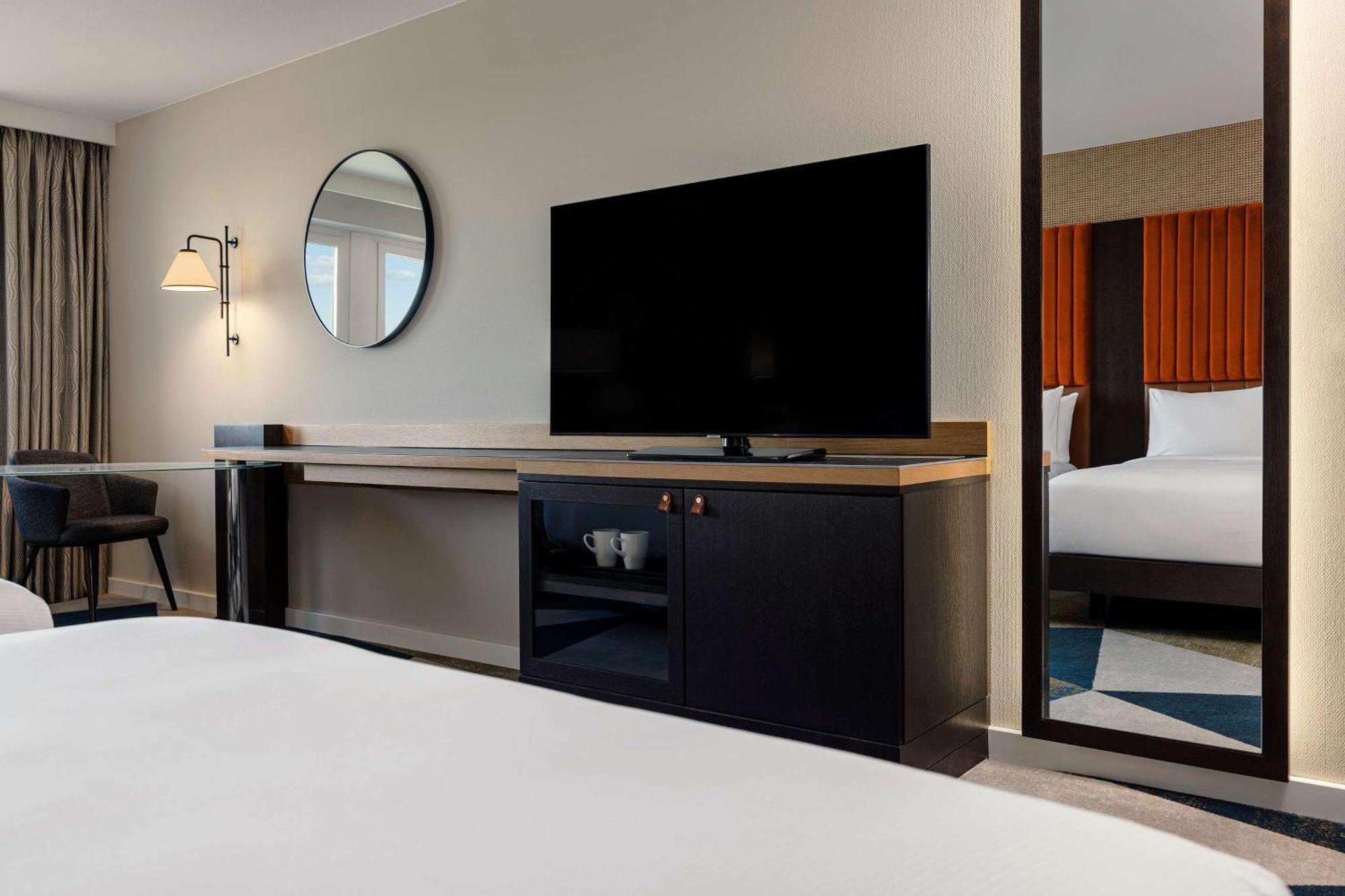 Hilton Waterfront 4* Viena