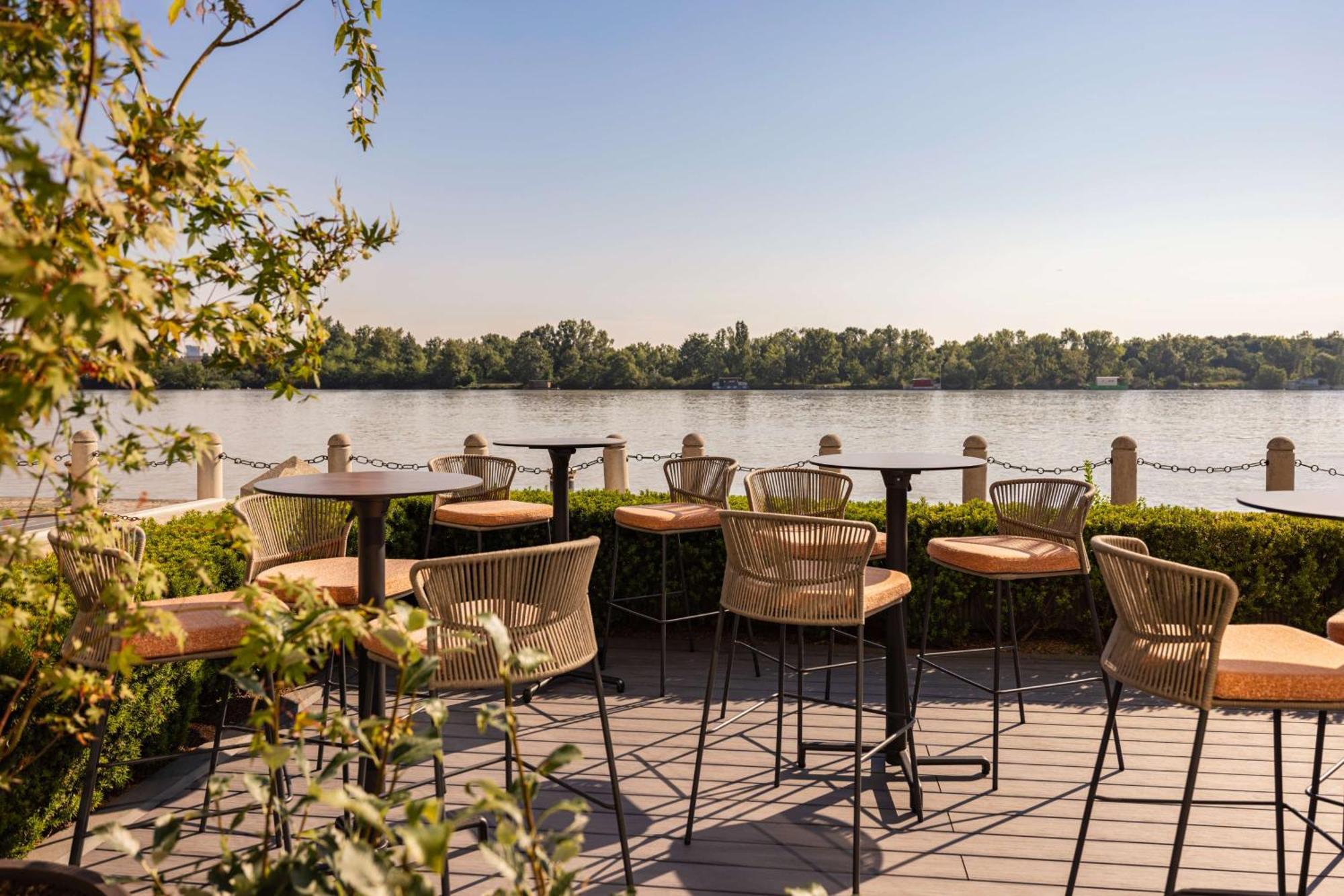 Hilton Waterfront 4*